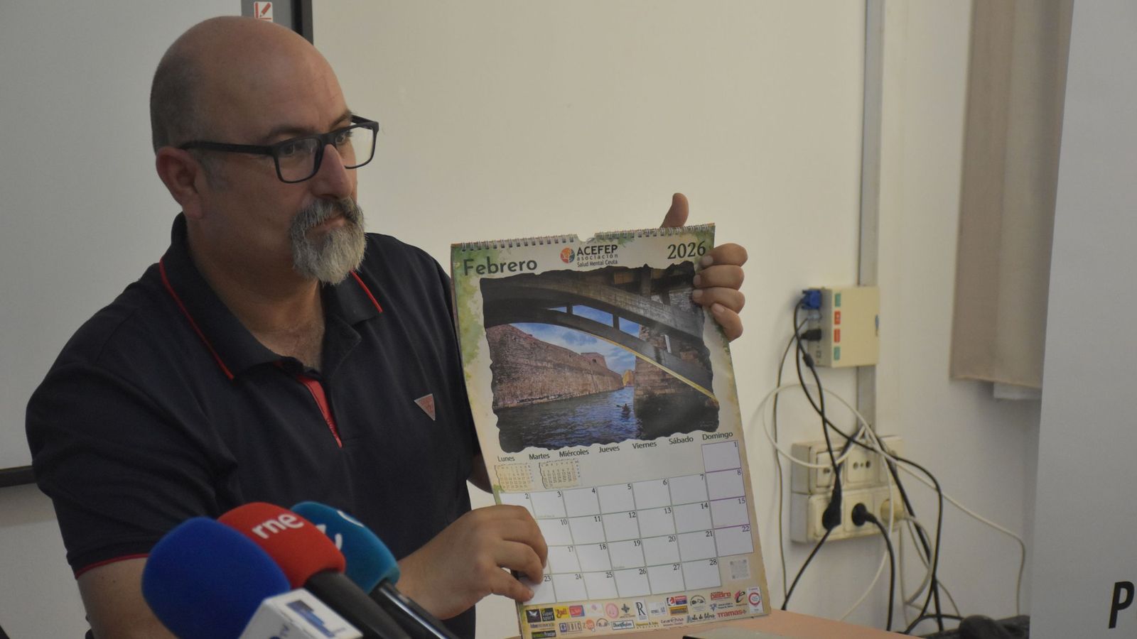 El presidente de ACEFEP, Basilio García Copín, muestra el nuevo calendario solidario