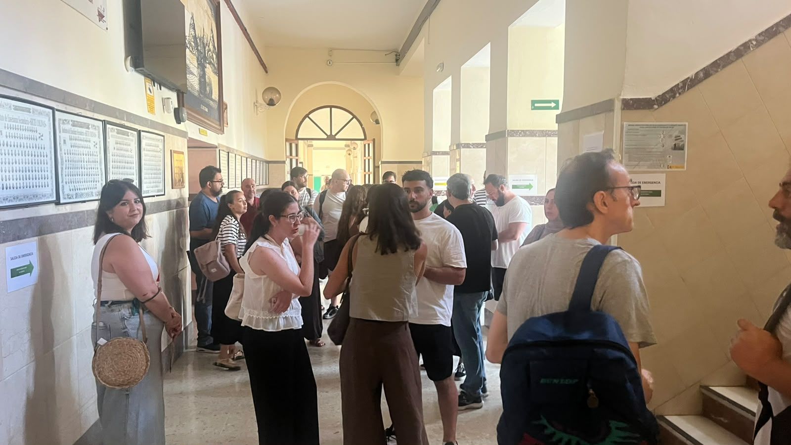 Aspirantes a las oposiciones de Secundaria esperan a las puertas de un aula del Siete Colinas