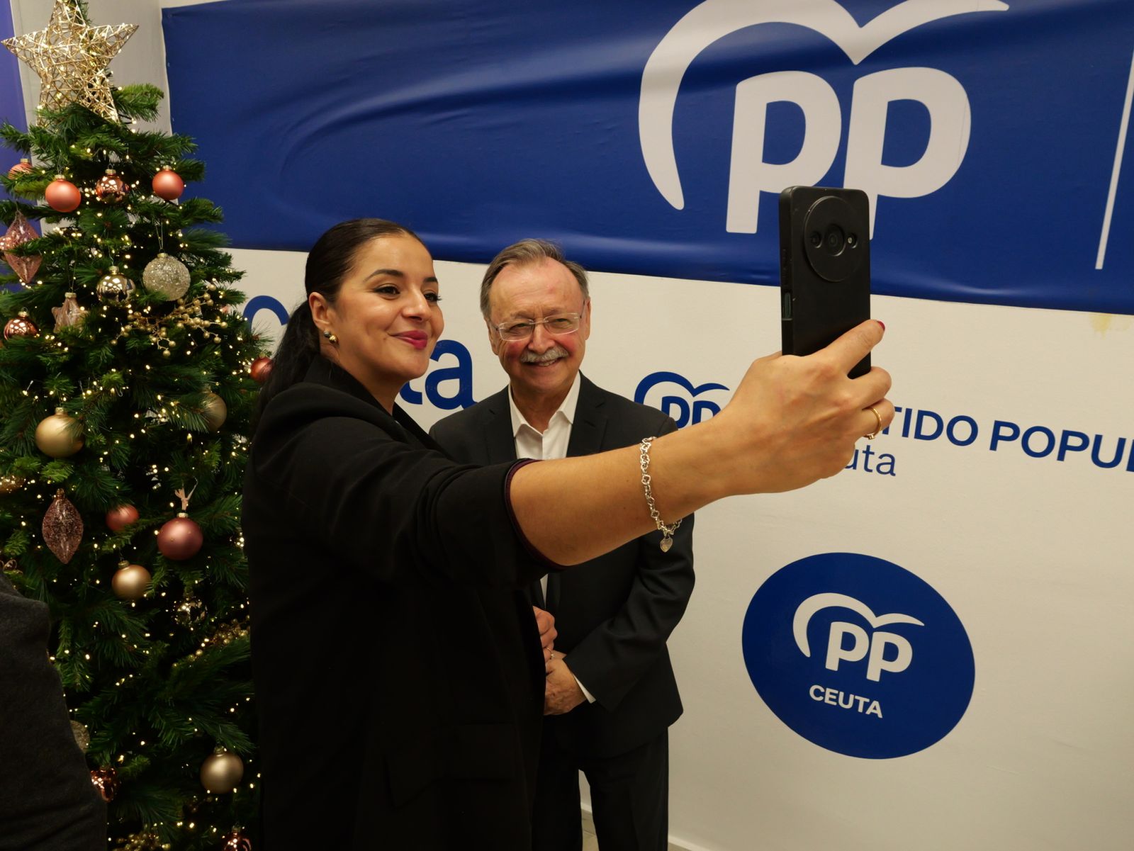 Vivas sugiere un relevo futuro y reivindica su gestión en la copa navideña del PP