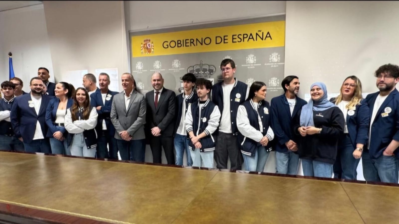 El delegado del Gobierno posa junto a los estudiantes y sus tutores
