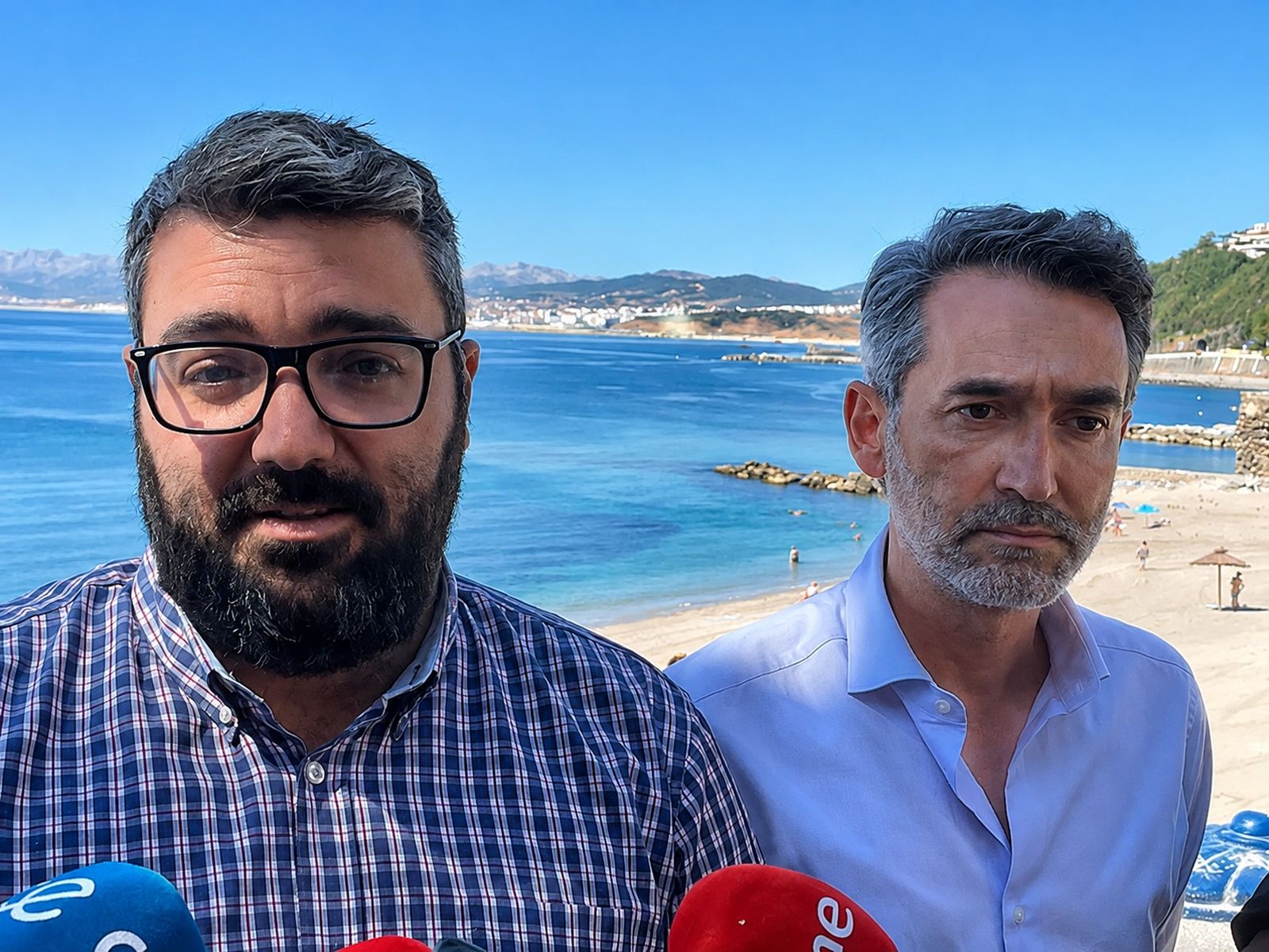 Los diputados del PSOE Melchor León (izquierda) y Sebastián Guerrero