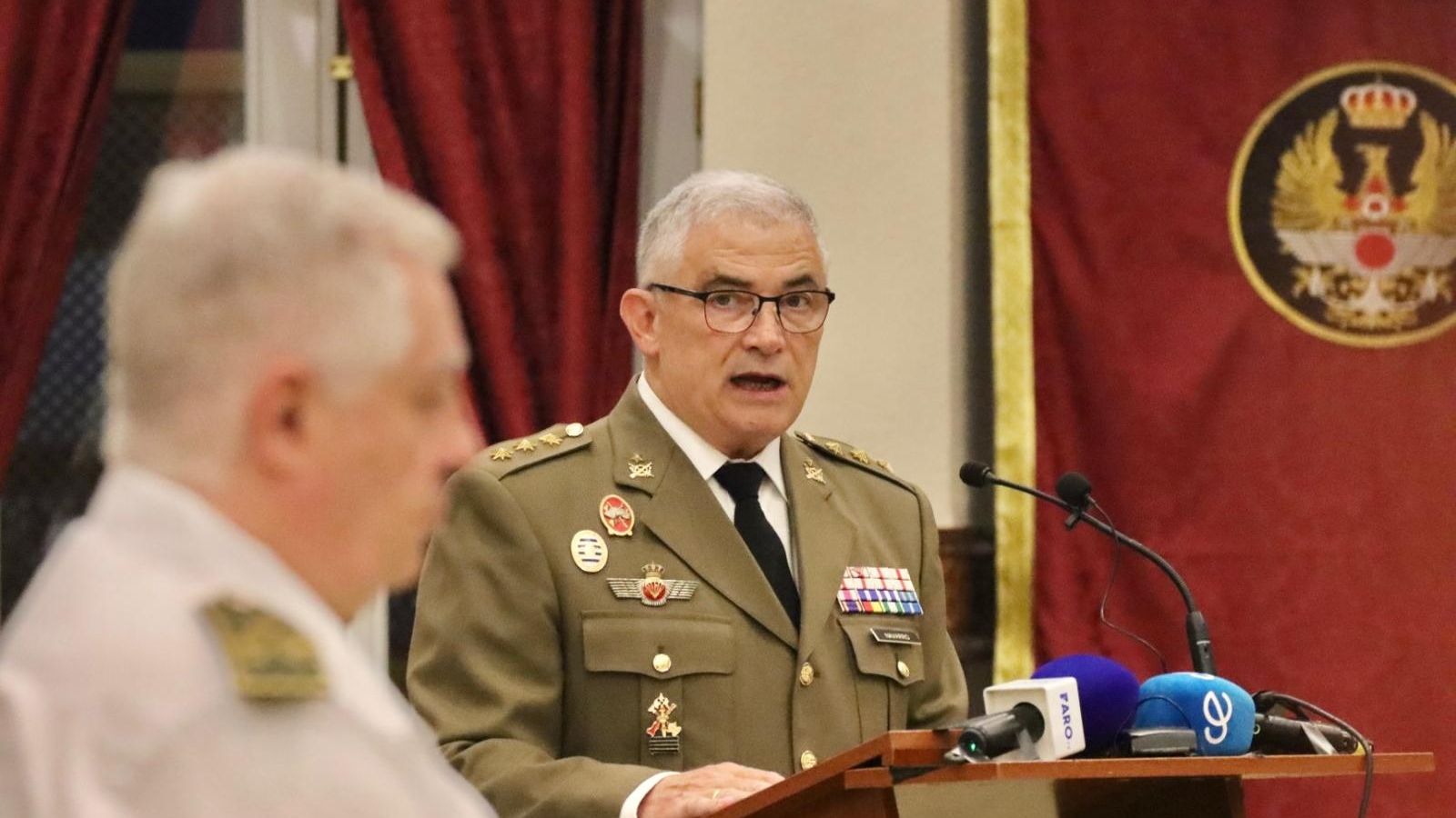 El antiguo delegado de Defensa, Francisco José Navarro, ofrece su discurso de despedida