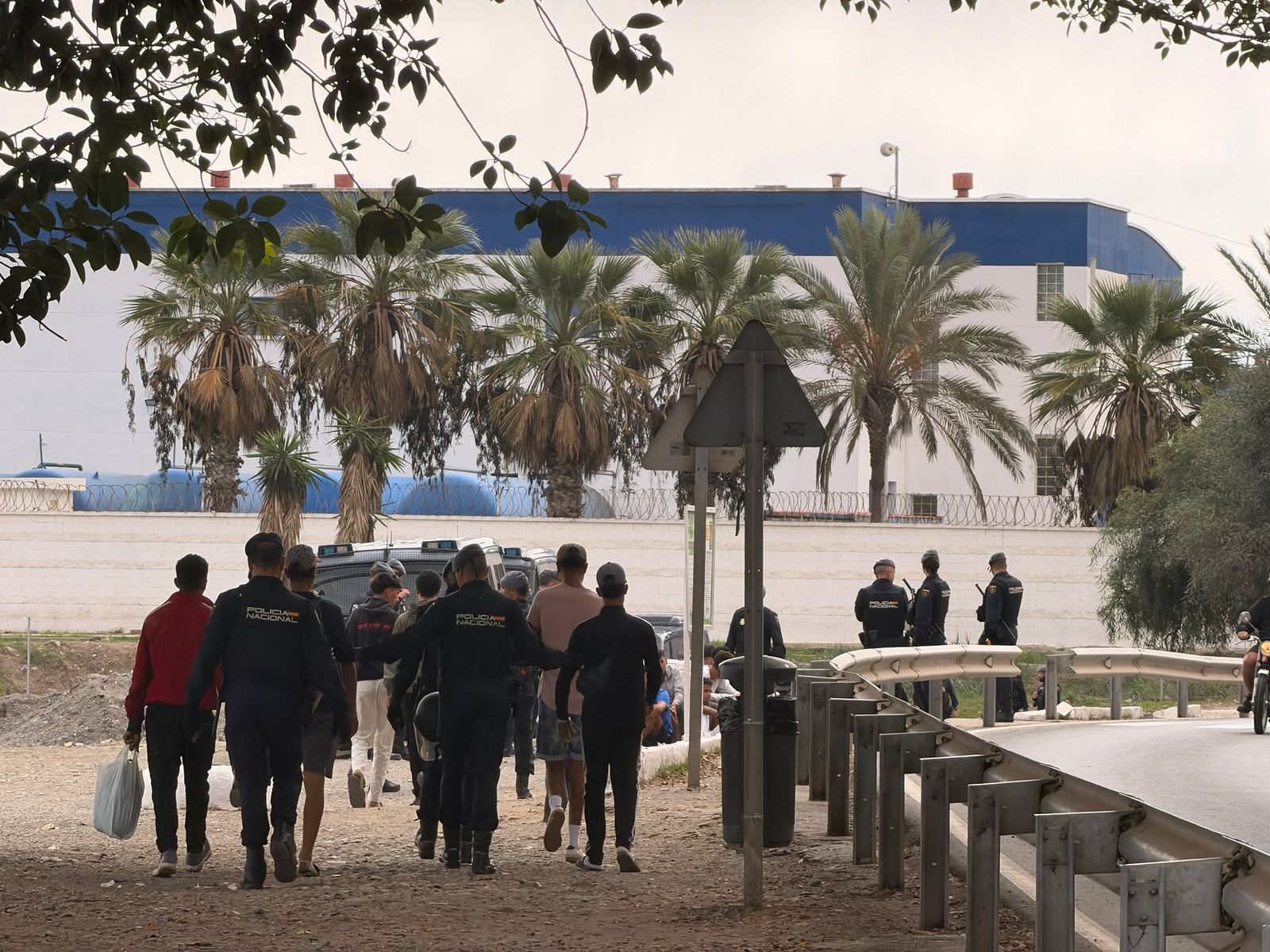 Amplio despliegue de la UIP en el CETI de Ceuta para proceder a la expulsión de decenas de migrantes