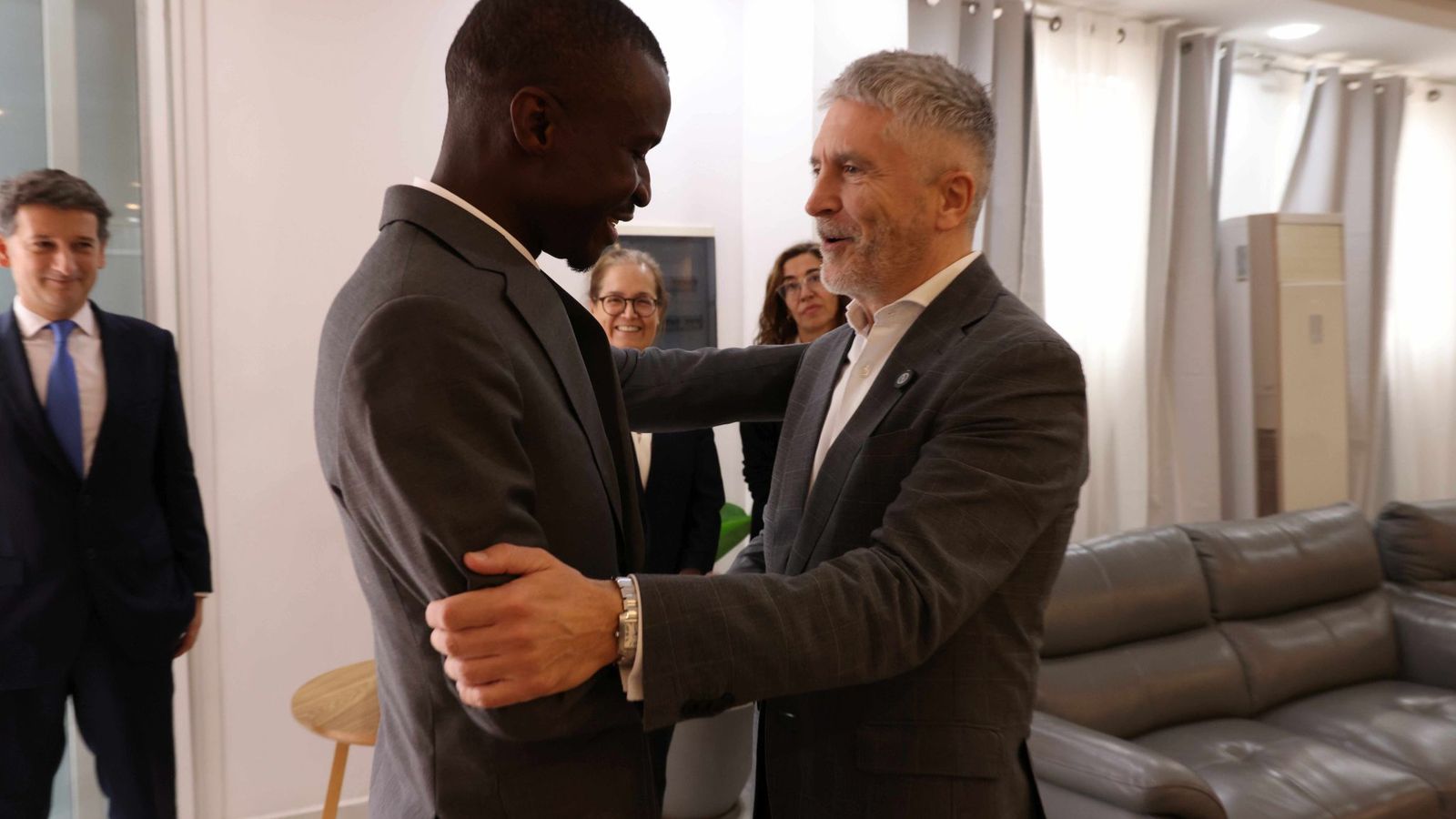 Imagen de la AUGCE cedida en la que se ve a Marlaska durante su viaje.