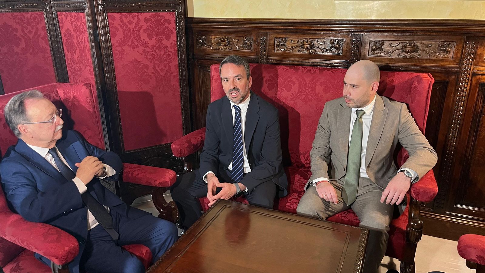 Reunión en la Alcaldía Noble del Palacio Autonómico