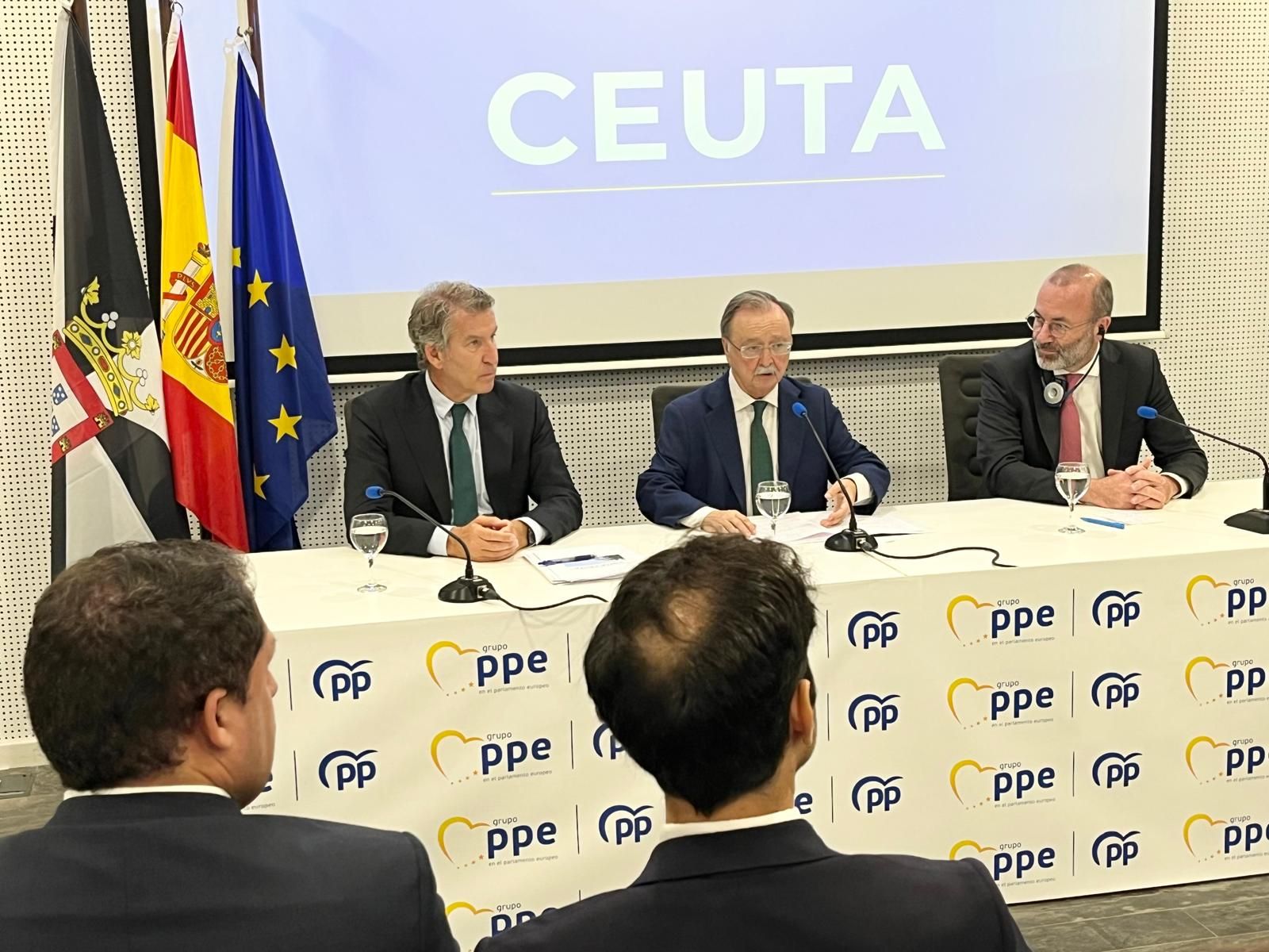El presidente del Partido Popular Europeo, Manfred Weber, el presidente de Ceuta, Juan Vivas, y el líder del PP español, Alberto Núñez Feijóo, este lunes en la biblioteca