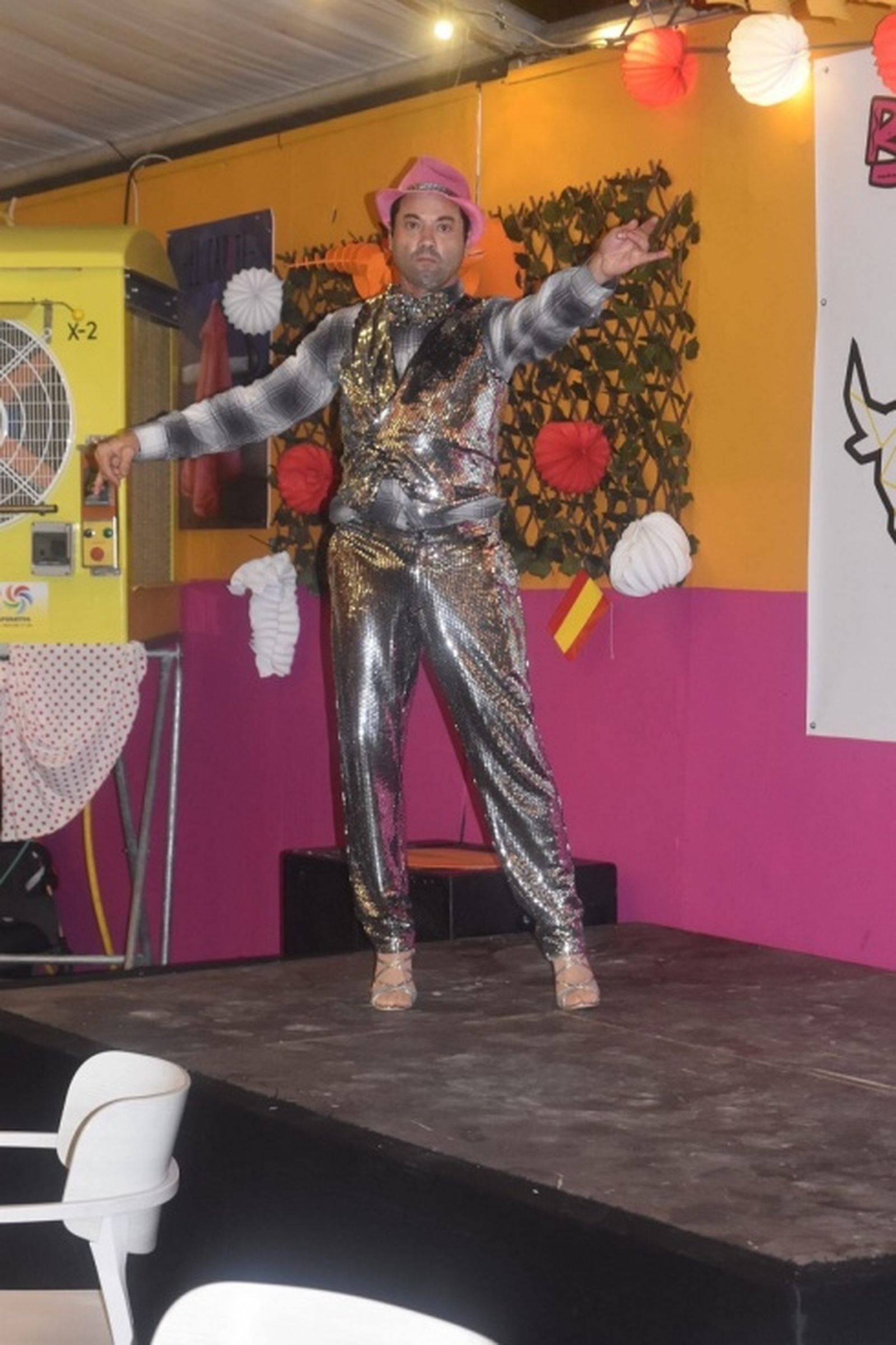 Manolito posa durante una de sus actuaciones en Capote. / FOTO NICOL`S