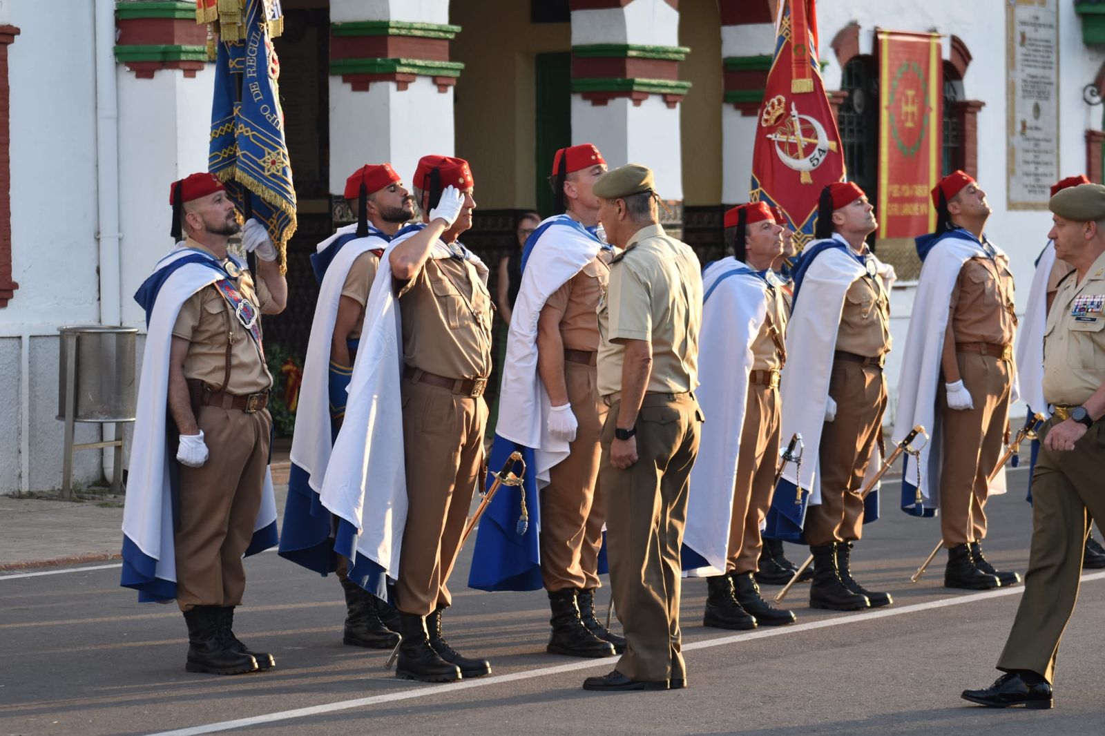 El acuartelamiento González-Tablas acoge una parada militar por el 115 aniversario de Regulares