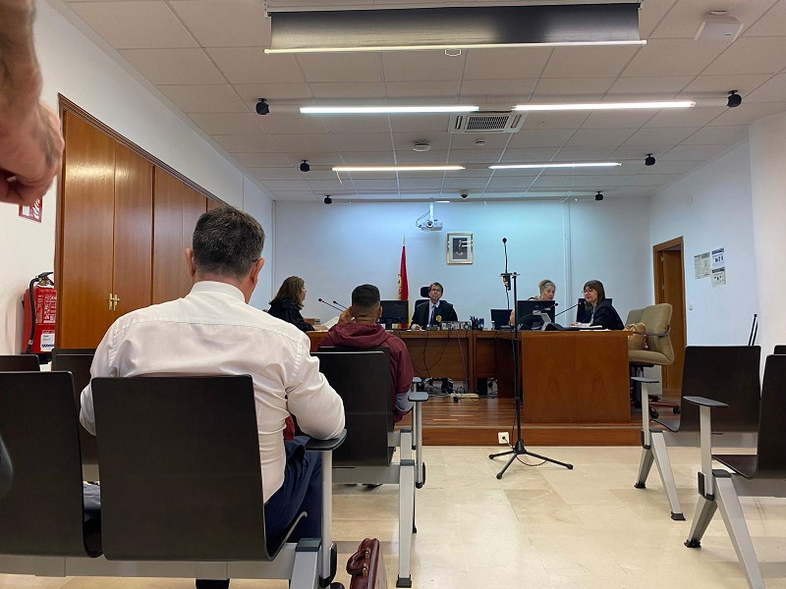 El acusado, en primera fila frente al tribunal. / FOTO S.C.