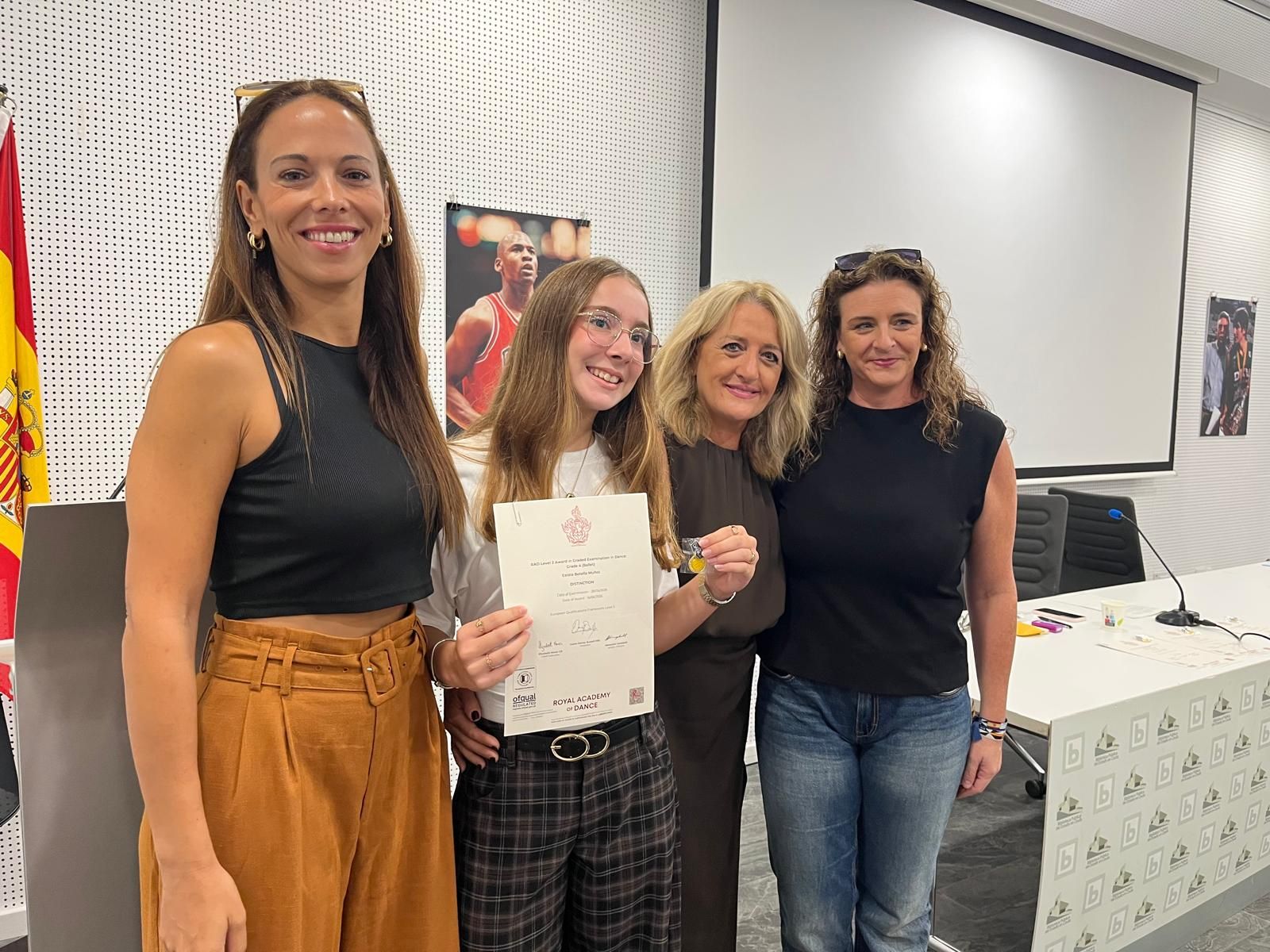 La Royal Academy of Dance entrega los diplomas a las alumnas de la Escuela de Rosa Founaud