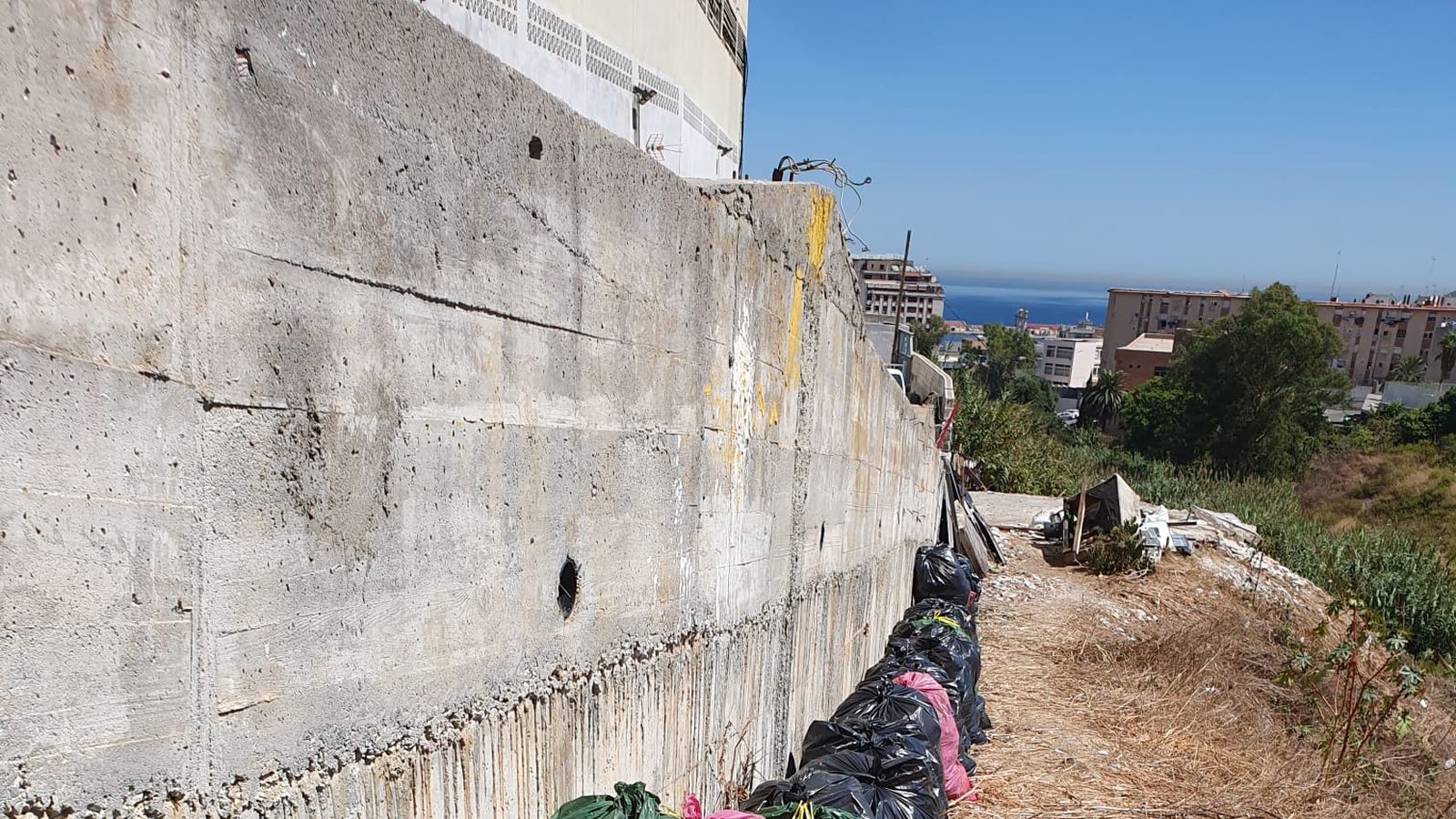 Operarios de las Brigadas Verticales trabajando en una zona próxima a Zurrón Operarios de las Brigadas Verticales trabajando en una zona próxima a Zurrón