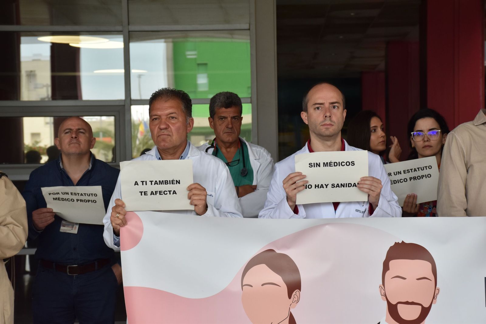 Concentración de los médicos de HUCE con motivo de la huelga nacional por el estatuto propio