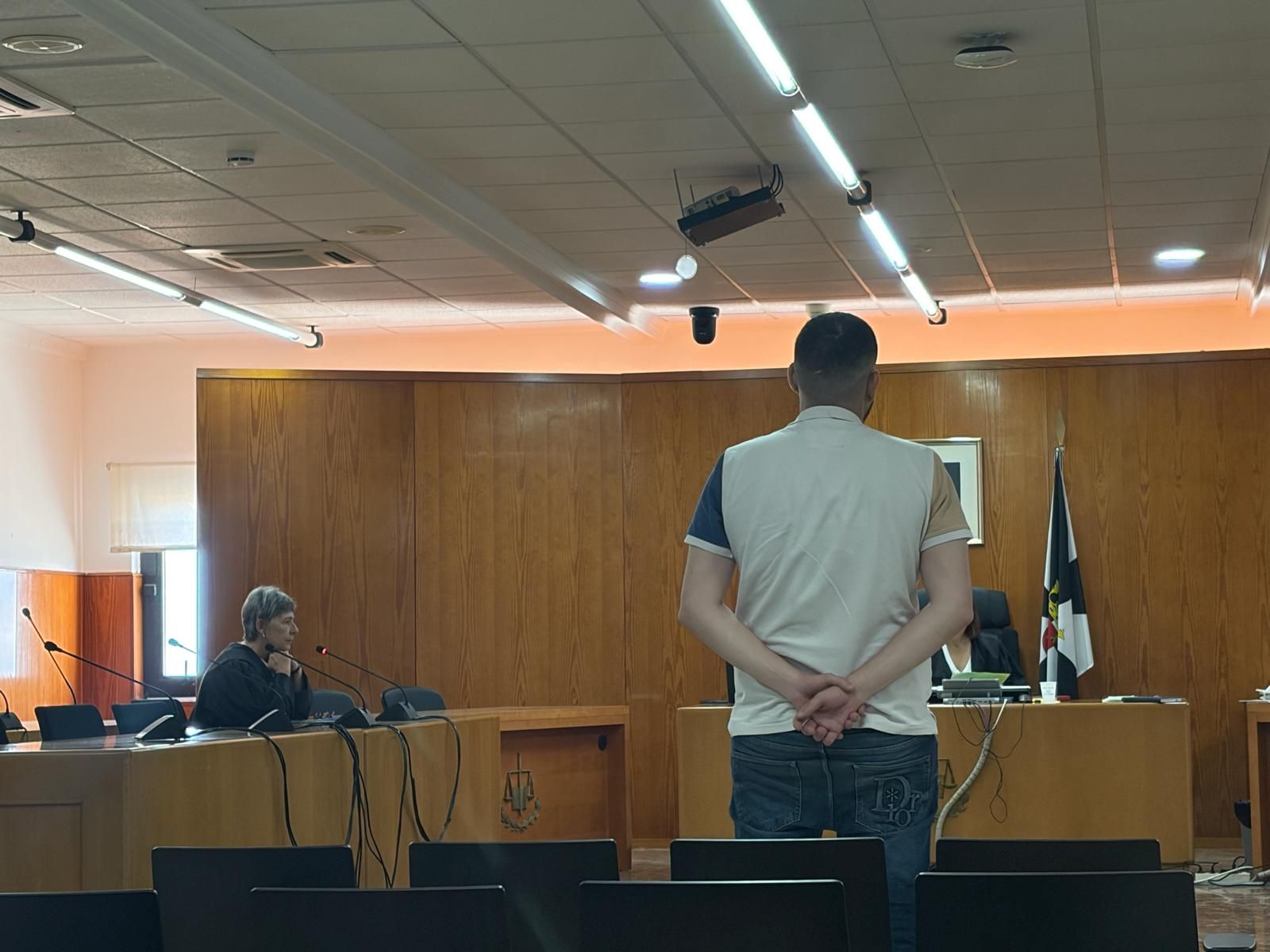 El acusado reconoce los hechos frente al tribunal.