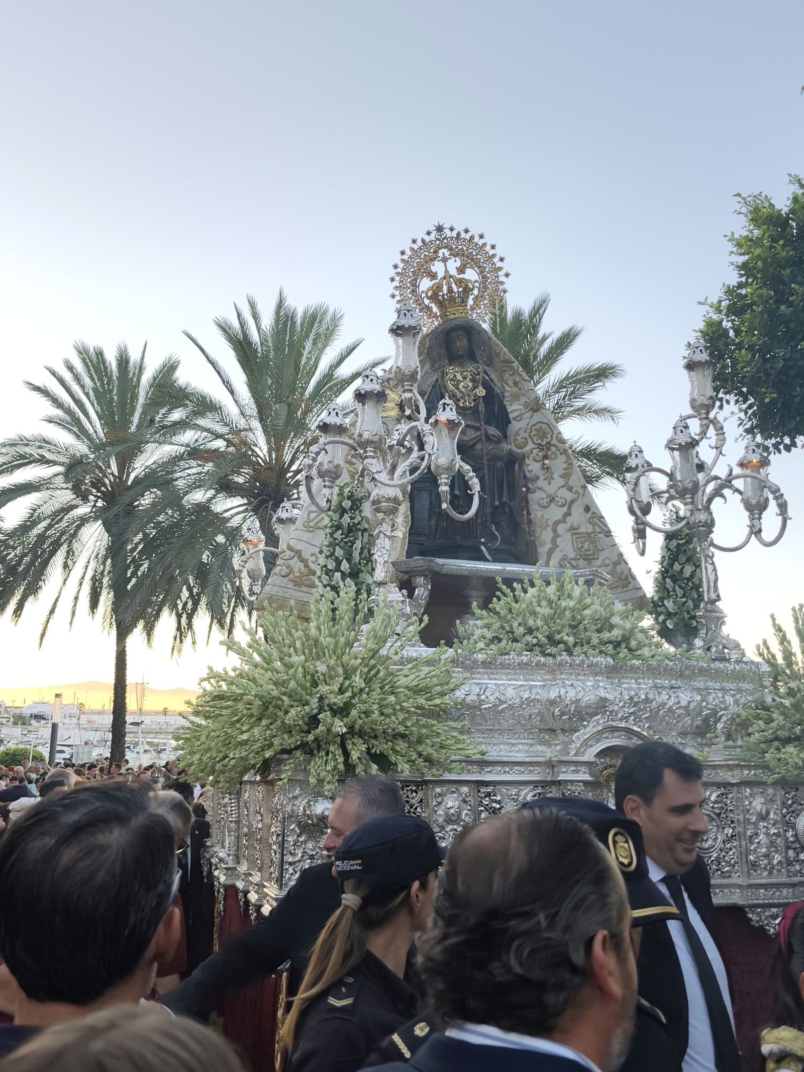 La Virgen de África emociona a Ceuta en una procesión para la historia