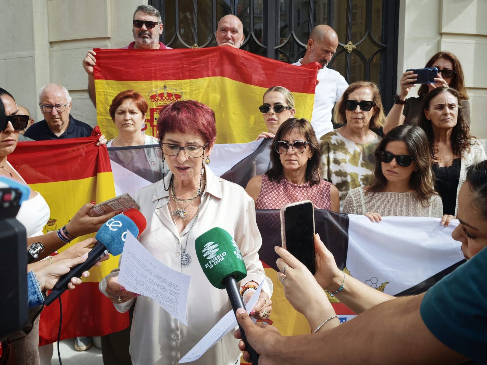 Concentración de funcionarios a las puertas del Palacio Autónomico contra la falta de soluciones tras la entrada masiva