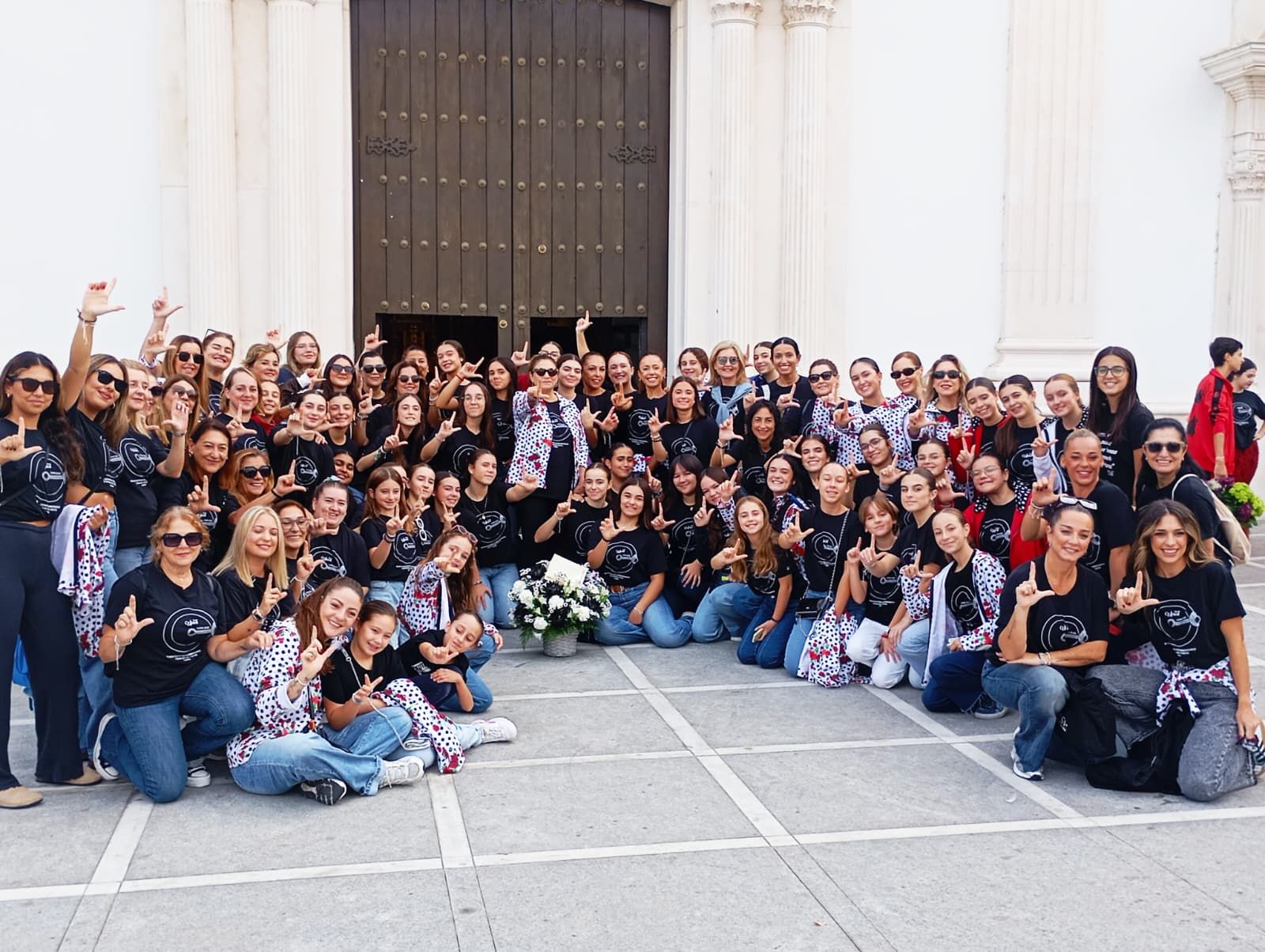 Un "abrazo" con la Patrona para acabar el encuentro entre academias