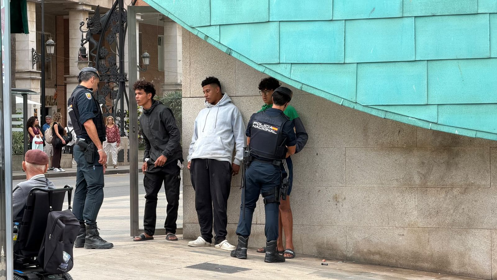 La Policía desaloja a varios migrantes del acceso al parking de gran vía