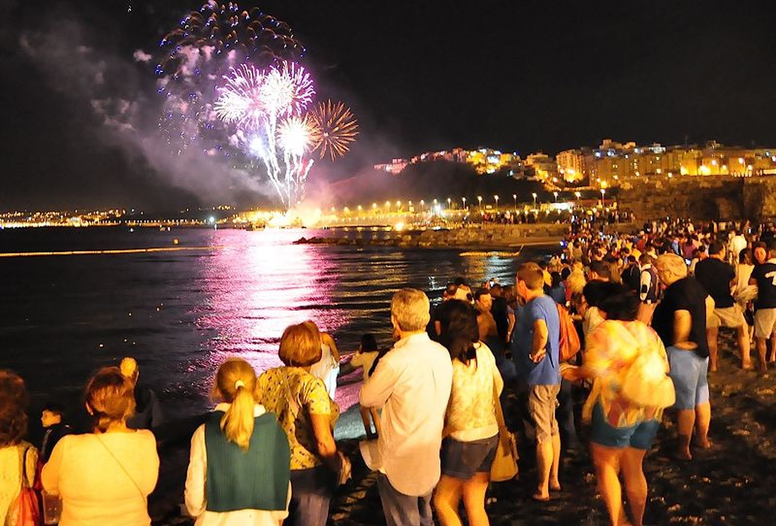 Los ceutíes disfrutan de los fuegos en la noche de San Juan