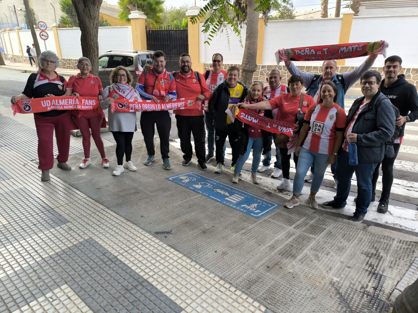 Las aficiones de Ceuta y Almería disfrutan del buen ambiente en la previa al partido