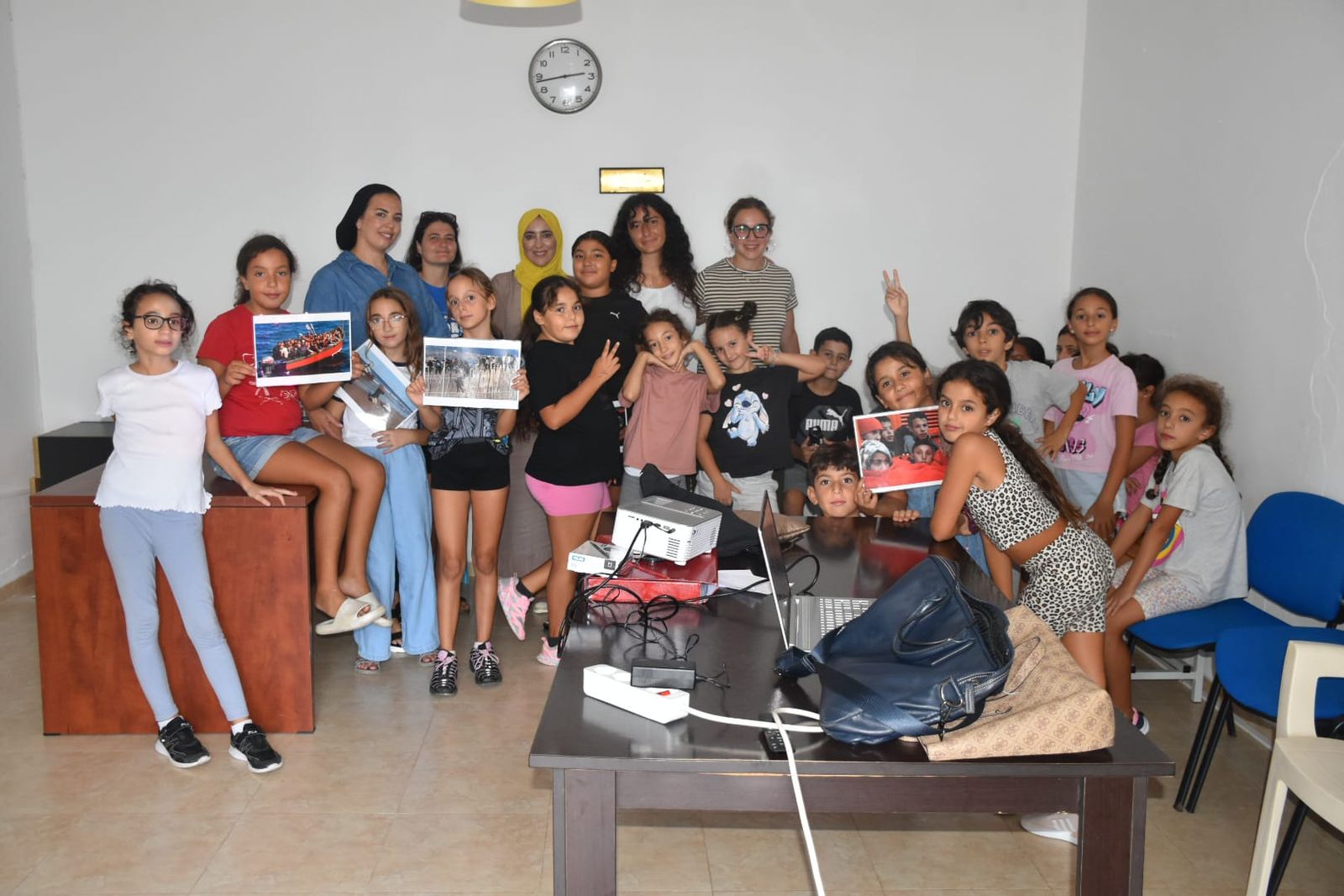 Un grupo que coordina Nayat Abdeselam para realizar talleres en Benzú