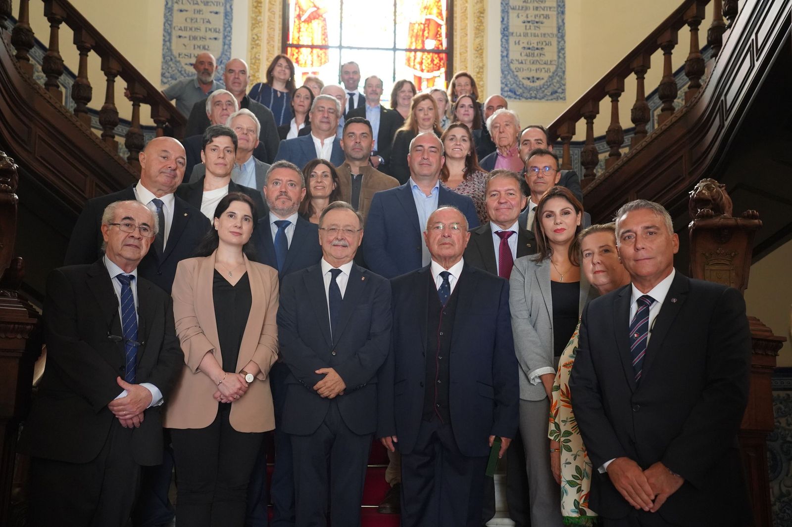 Foto de familia de las autoridades municipales y los miembros del SEMM
