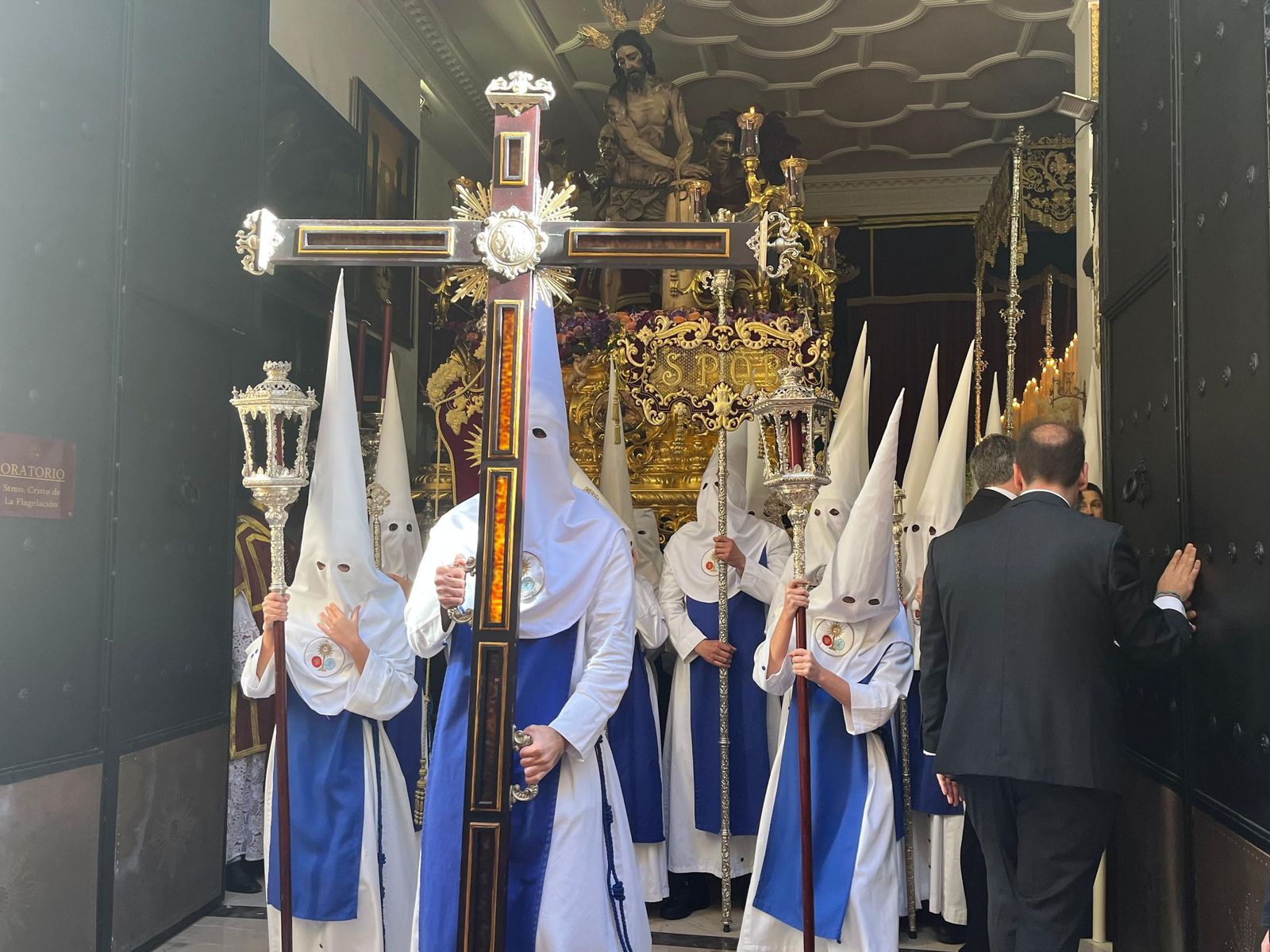 Cuarenta y cinco hombres bajo las trabajaderas y uno "ayudando desde el cielo"