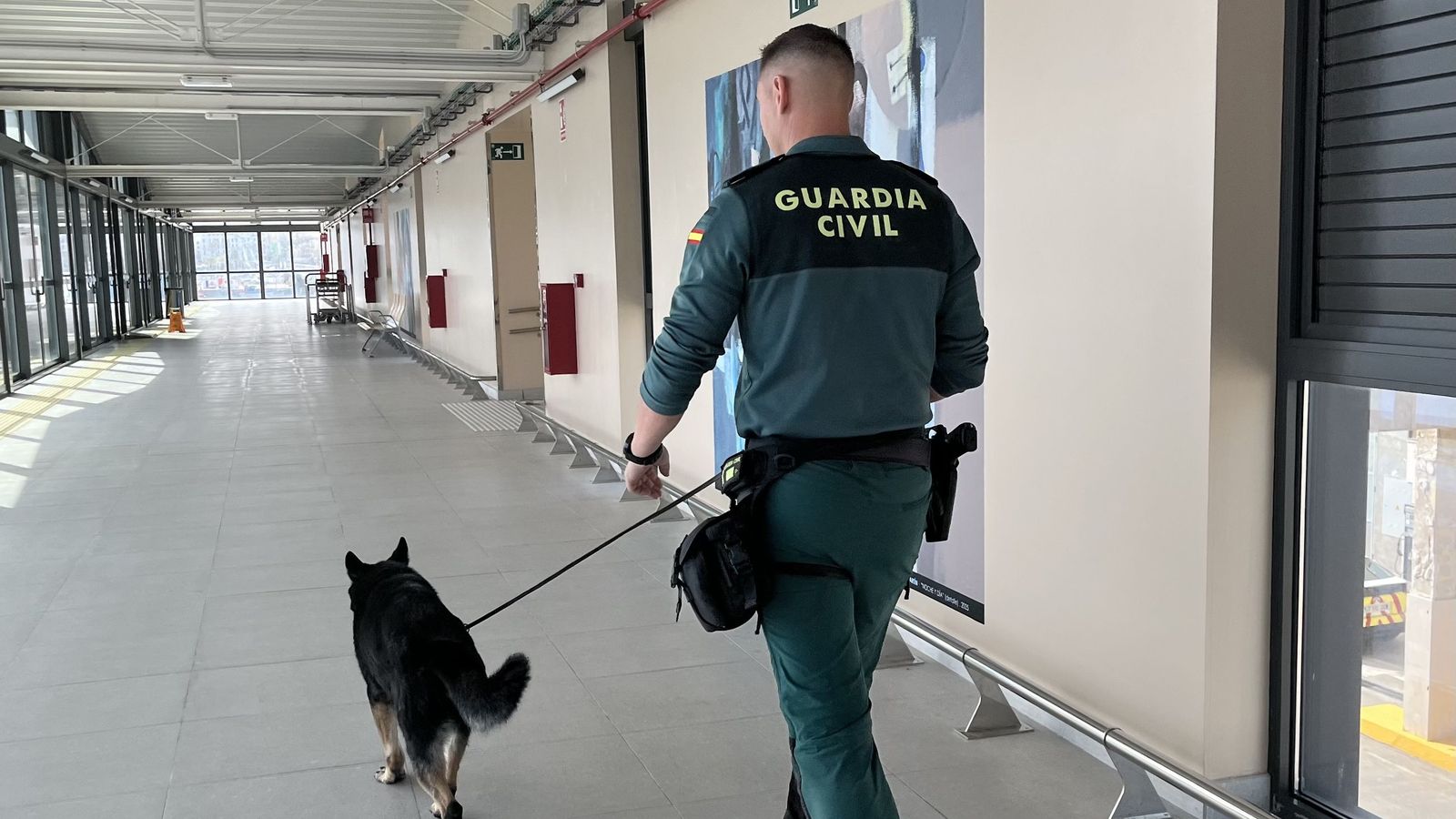 El sargento Lobo de Dueñas pasea en la Estación Marítima con Rita
