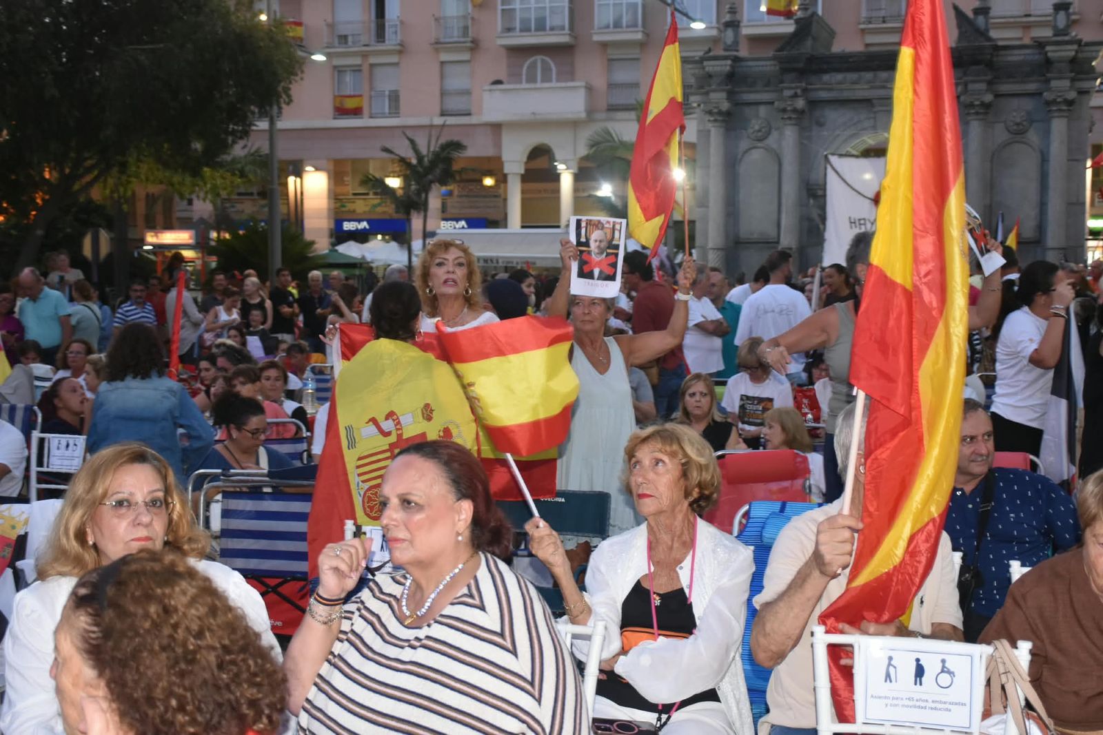 La Plaza de los Reyes se convierte en un gran salón para arropar a Vivas