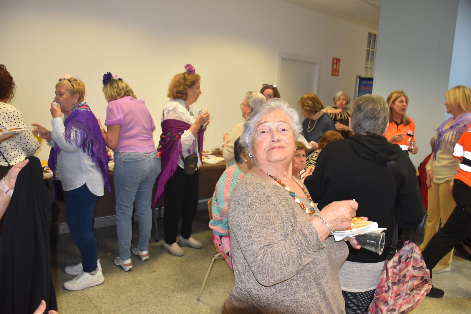 Las mujeres del Centro del Mayor celebran sus Cruces de Mayo