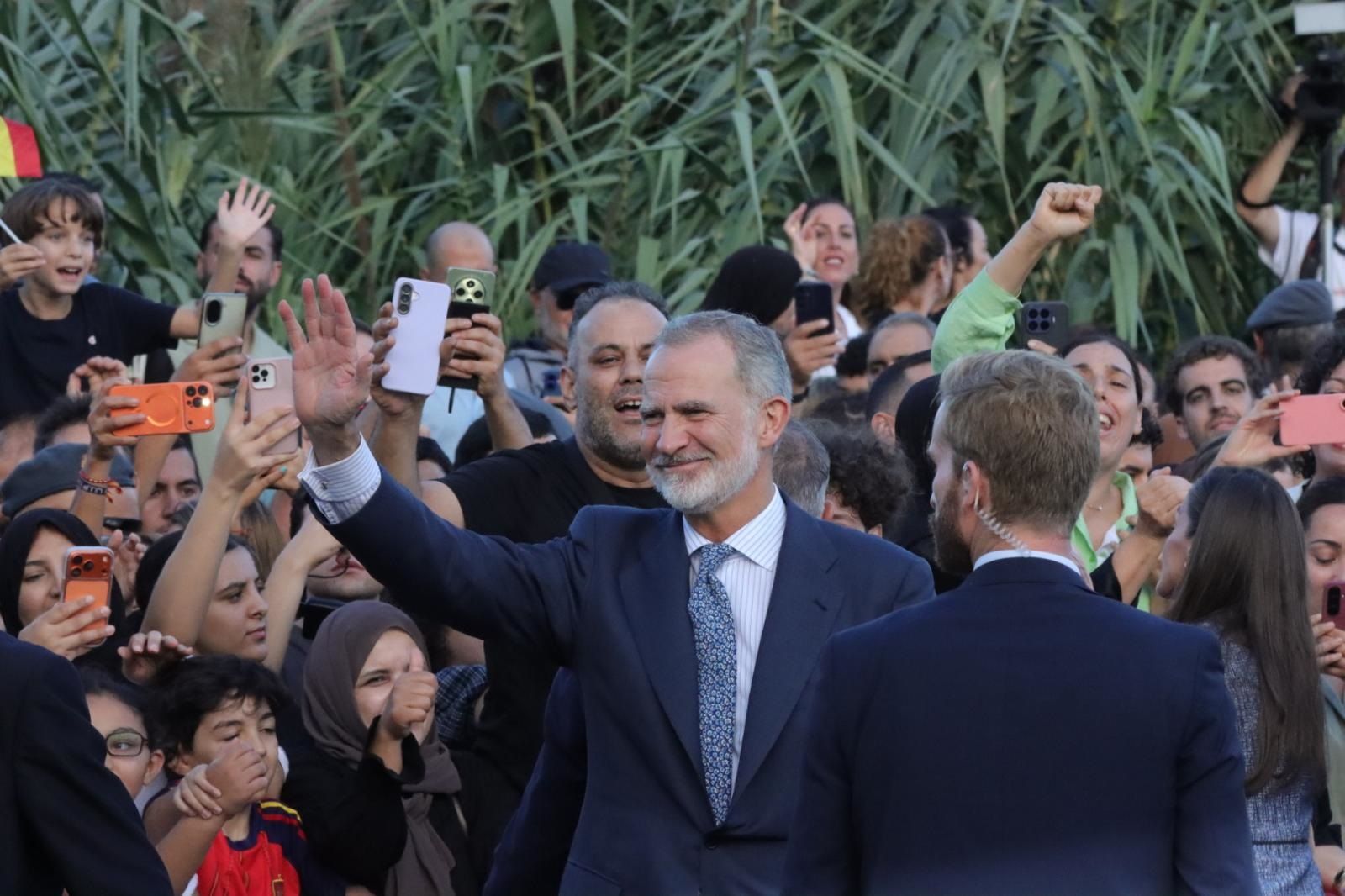 Álbum de una jornada histórica: Felipe y Letizia, con los ceutíes