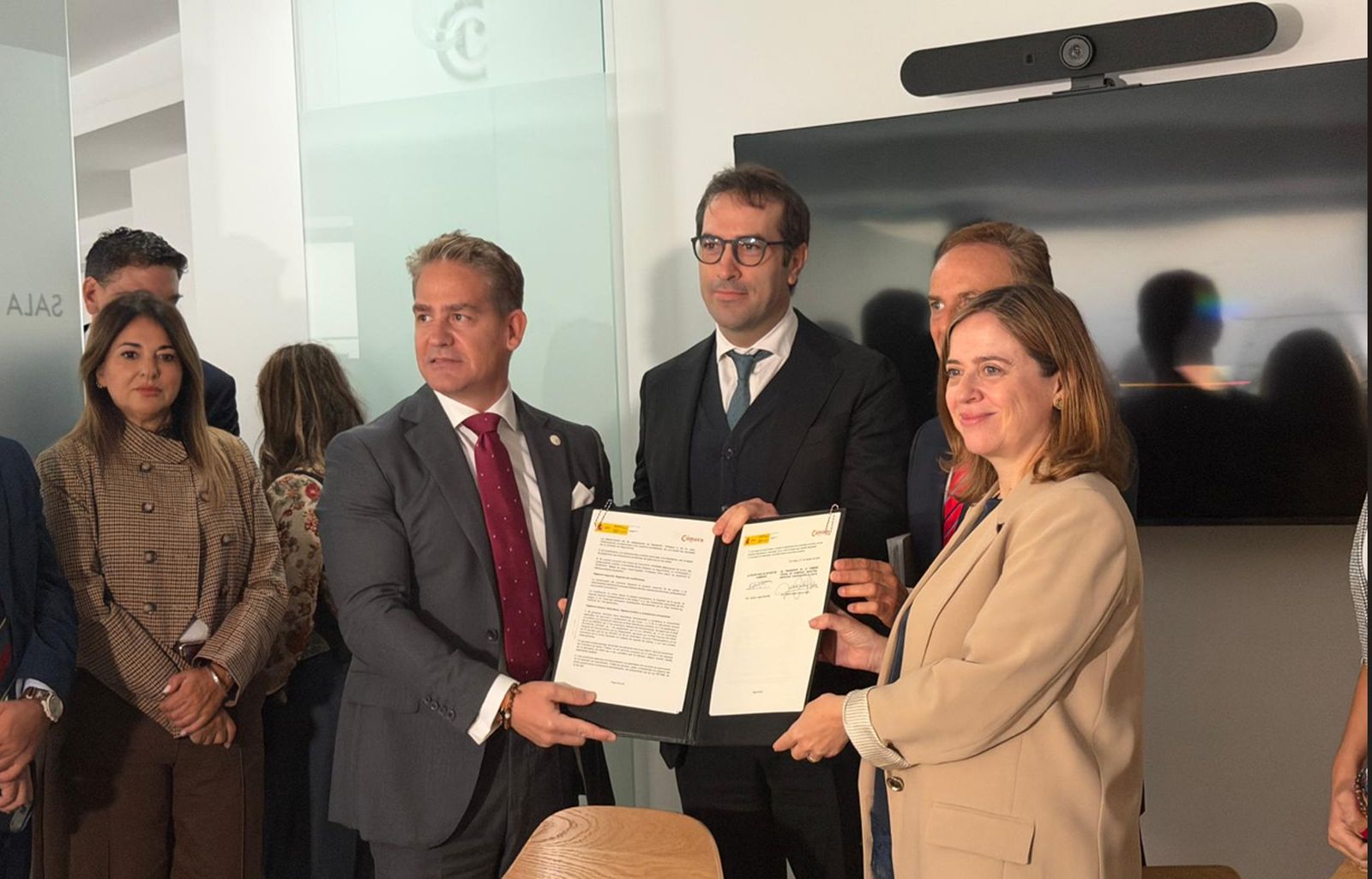 De izquierda a derecha, Karim Bulaix, Carlos Cuerpo y Amparo López Senovilla, durante el acto de firma del convenio