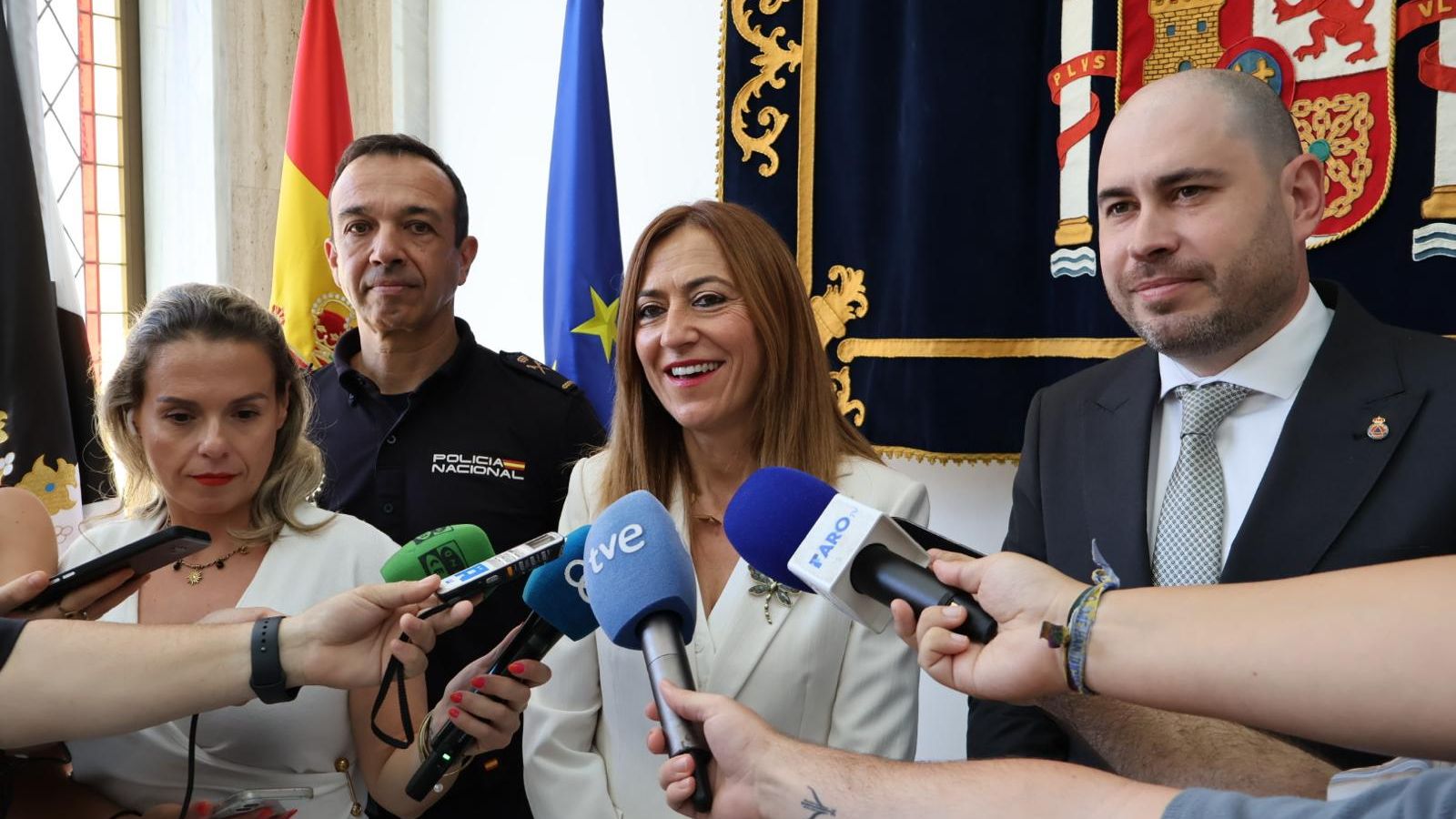 Barcones compareciendo ante los medios tras la reunión sobre la OPE