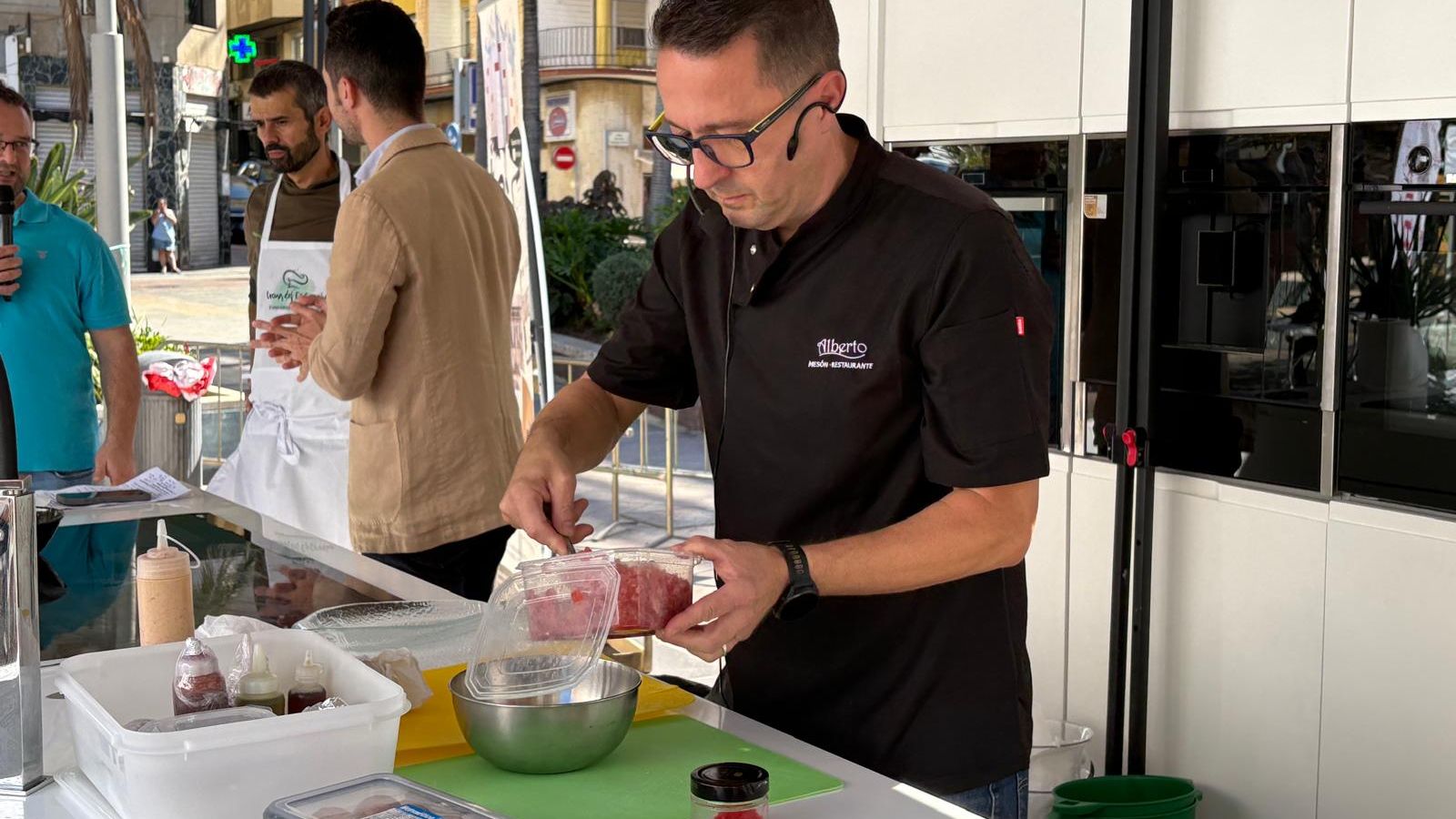 Alberto Vilches durante su cocinado