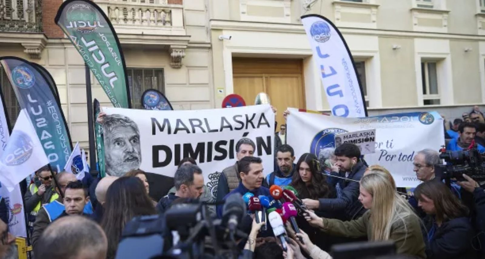 Varias personas durante una protesta contra el ministro del Interior, Fernando Grande-Marlaska, y del director general de la Policía Nacional, Francisco Pardo Piqueras