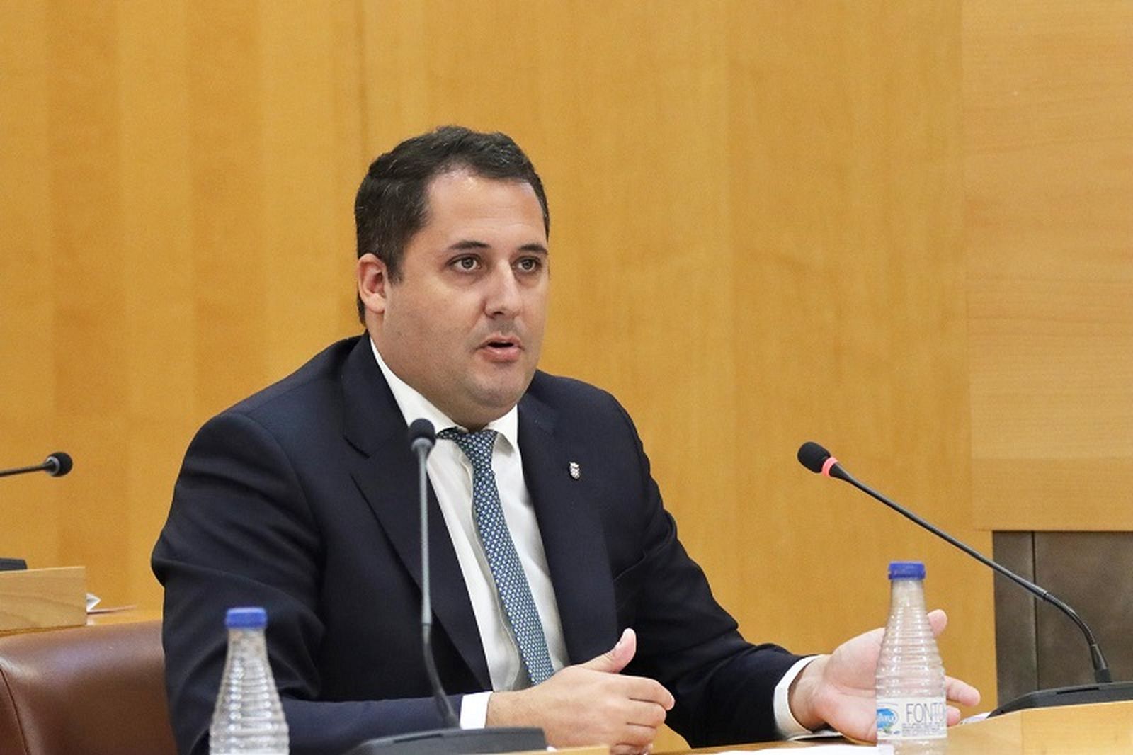 El consejero de Medio Ambiente, Alejandro Ramírez, durante el pleno de este miércoles. / FOTO REDUAN