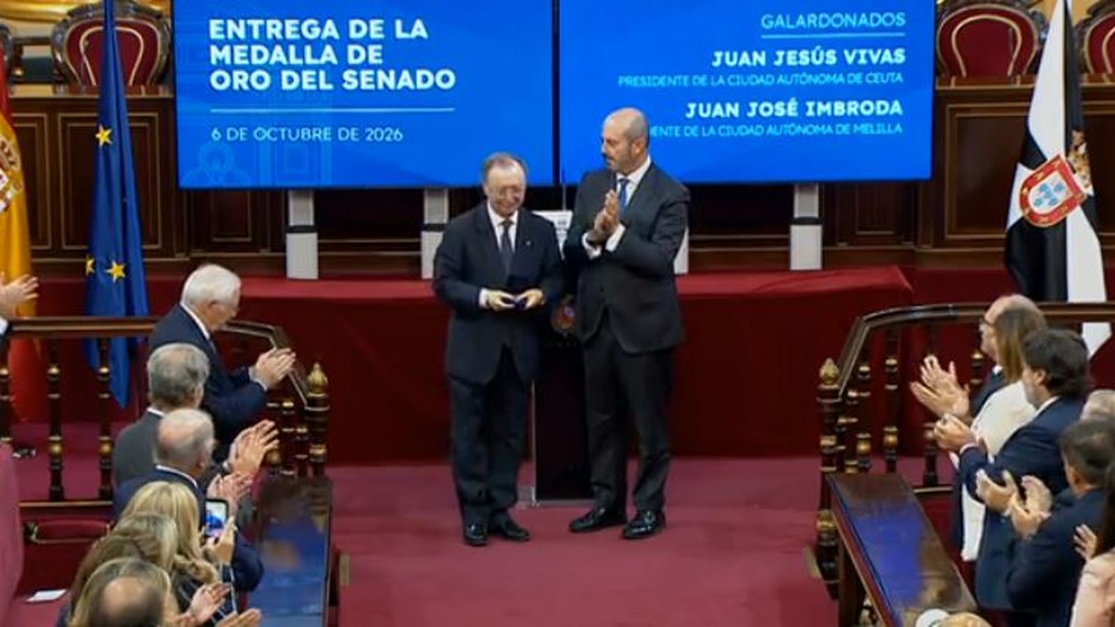 Rollán entrega la medalla a Vivas