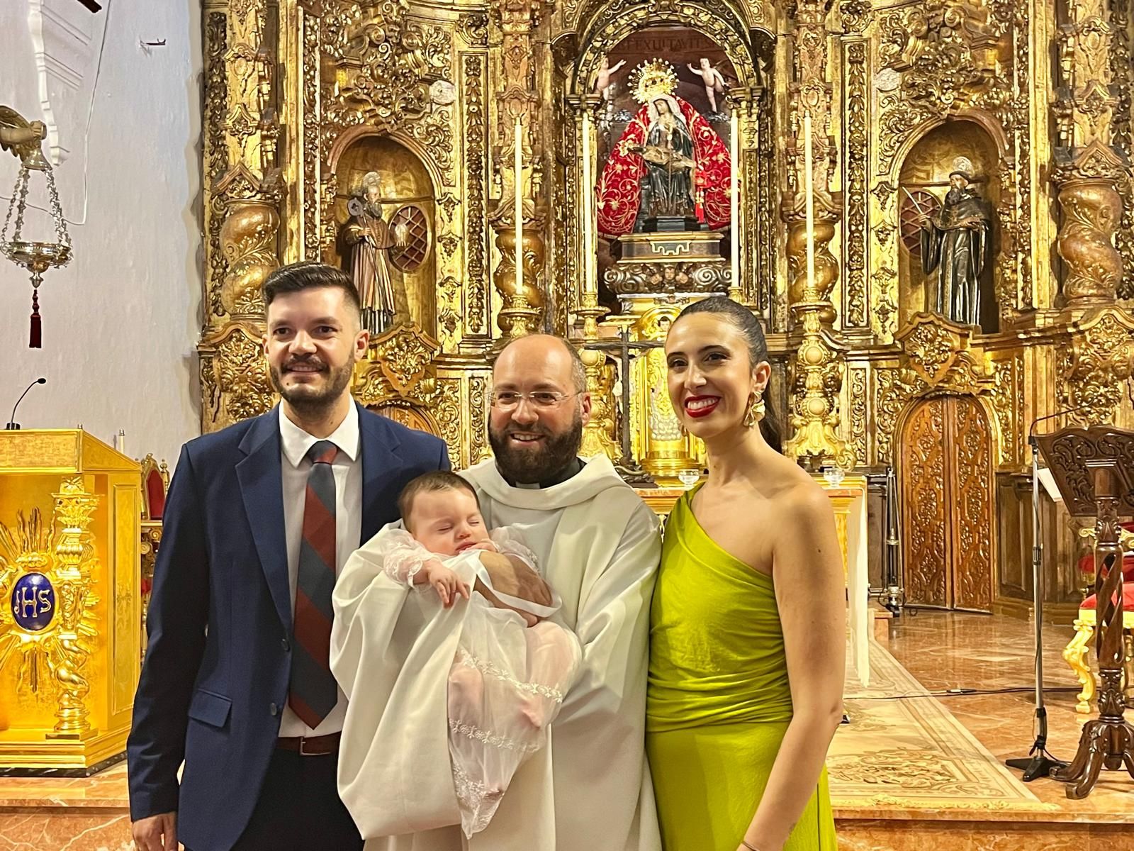 Gabriela, Manuel y Jimena reciben el Sacramento del Bautismo en el Santuario