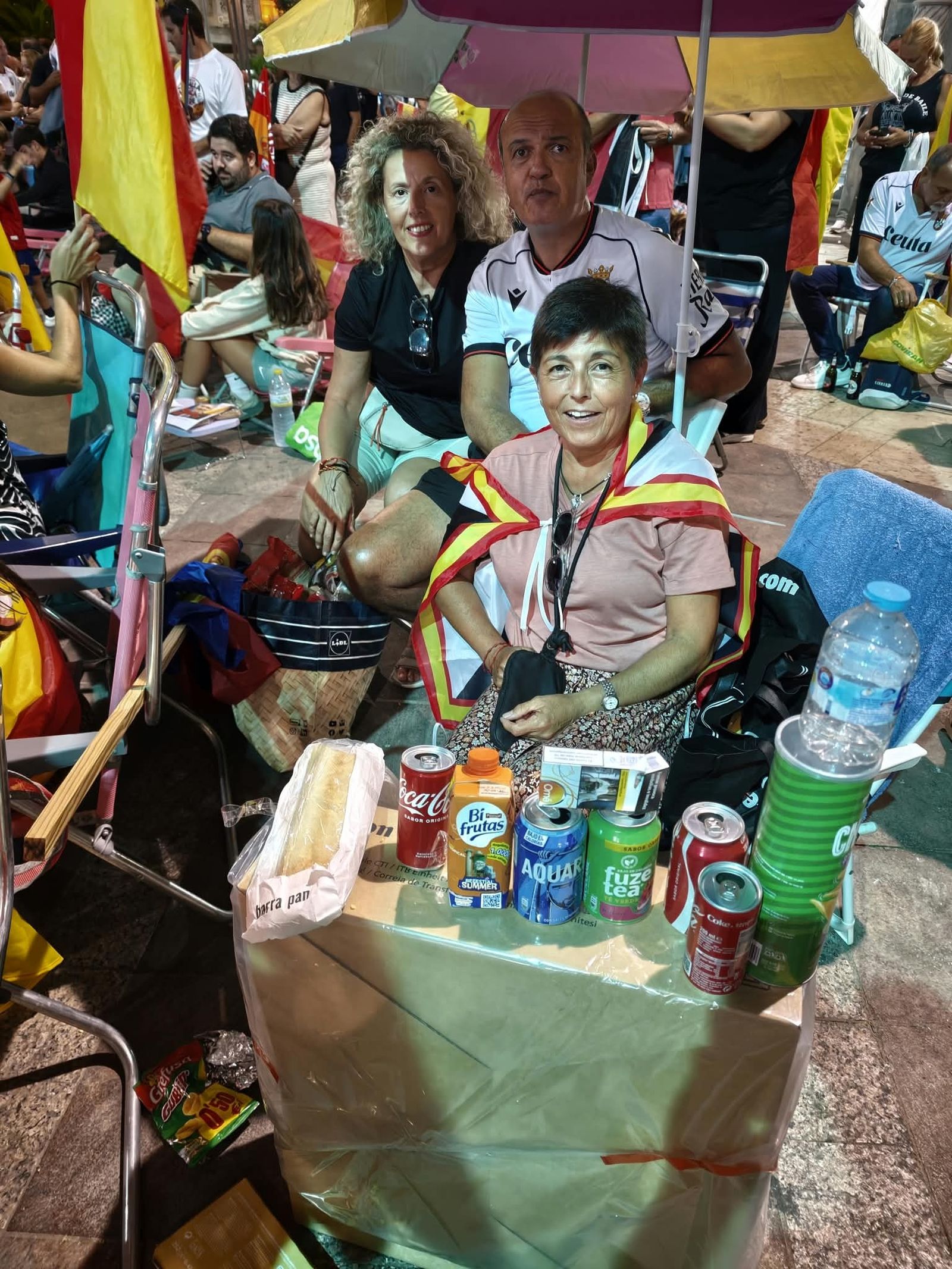La Plaza de los Reyes se convierte en un gran salón para arropar a Vivas