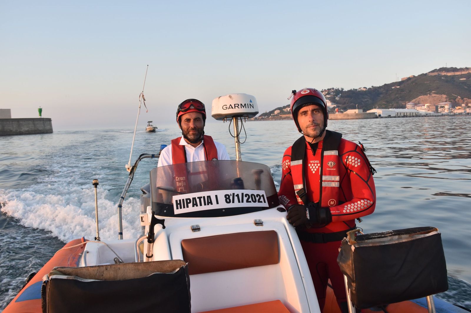 Voluntarios del equipo de Salvamento Marítimo de Cruz Roja, el patrón Mohamed Chergui y el socorrista José Antonio Carracao (de izquierda a derecha), a bordo de la embarcación Hipatia al término de una navegación de vigilancia y prevención