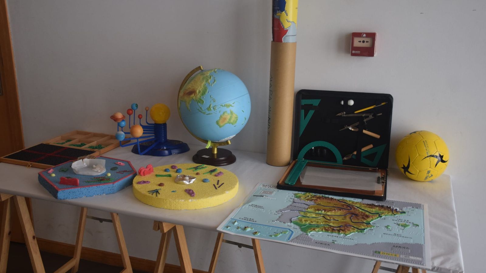 Exposición de recursos en el acceso al Salón del Campus de Ceuta