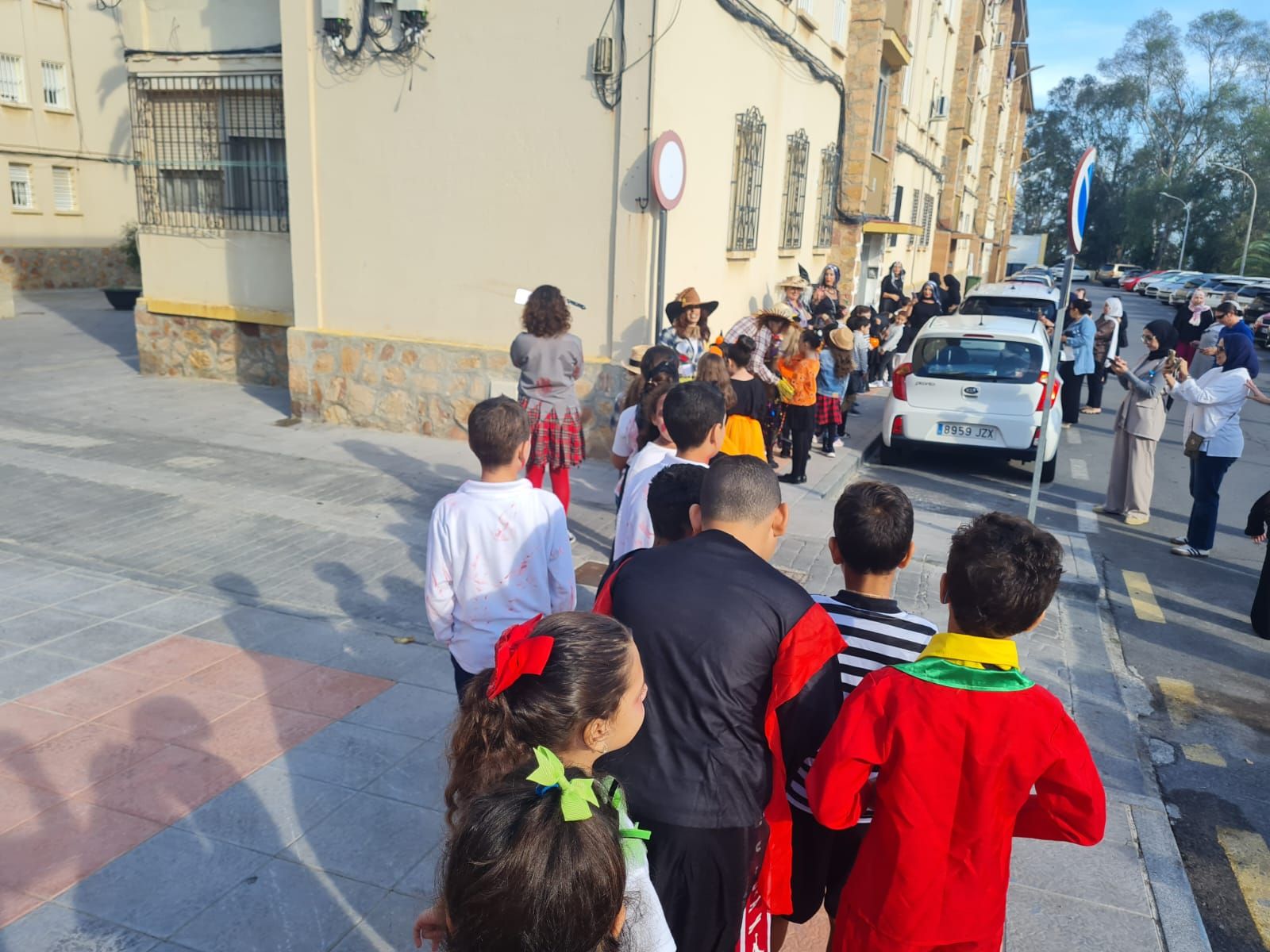 FOTOGALERÍA | El CEIP Rosalía de Castro lleva la magia de Halloween a las calles de la barriada con un pasacalles