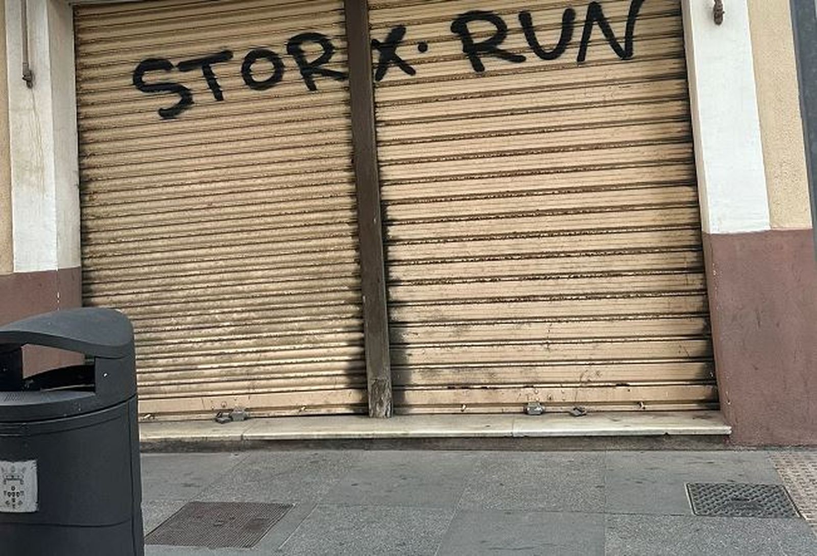 Imagen de uno de los comercios que ha amanecido con estas pintadas