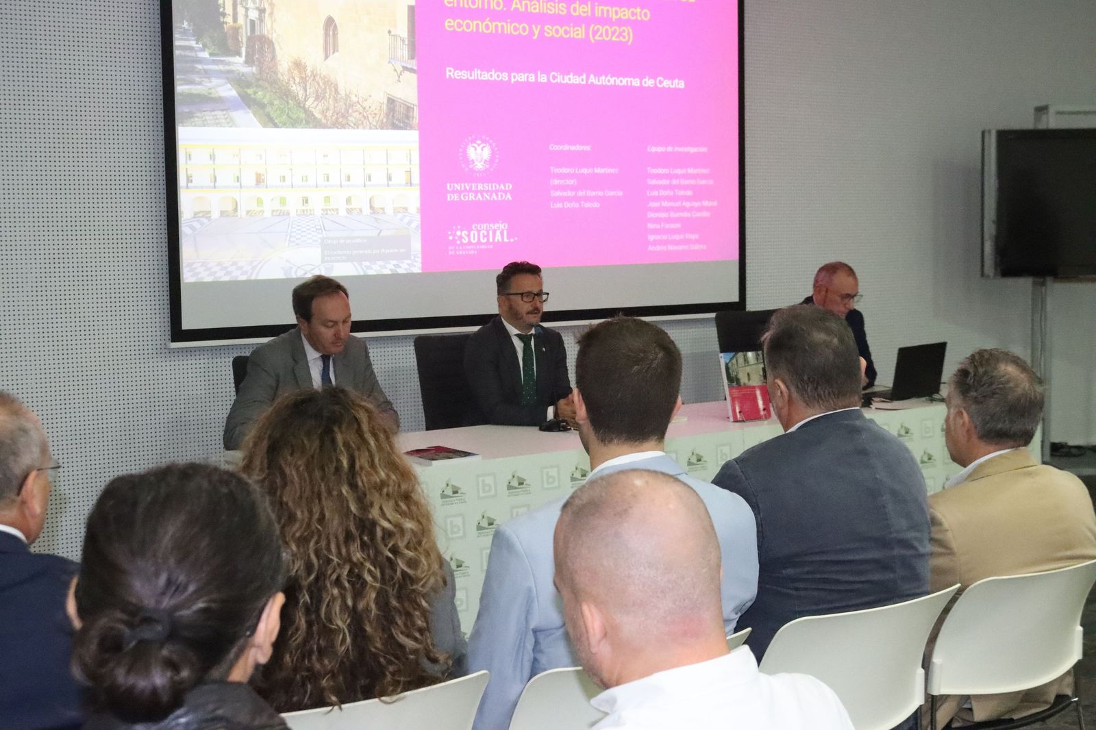 El vicerrector de los campus de Ceuta y Melilla, Salvador del Barrio, y el catedrático Teodoro Luque durante la presentación del informe sobre el impacto económico de la UGR en la ciudad