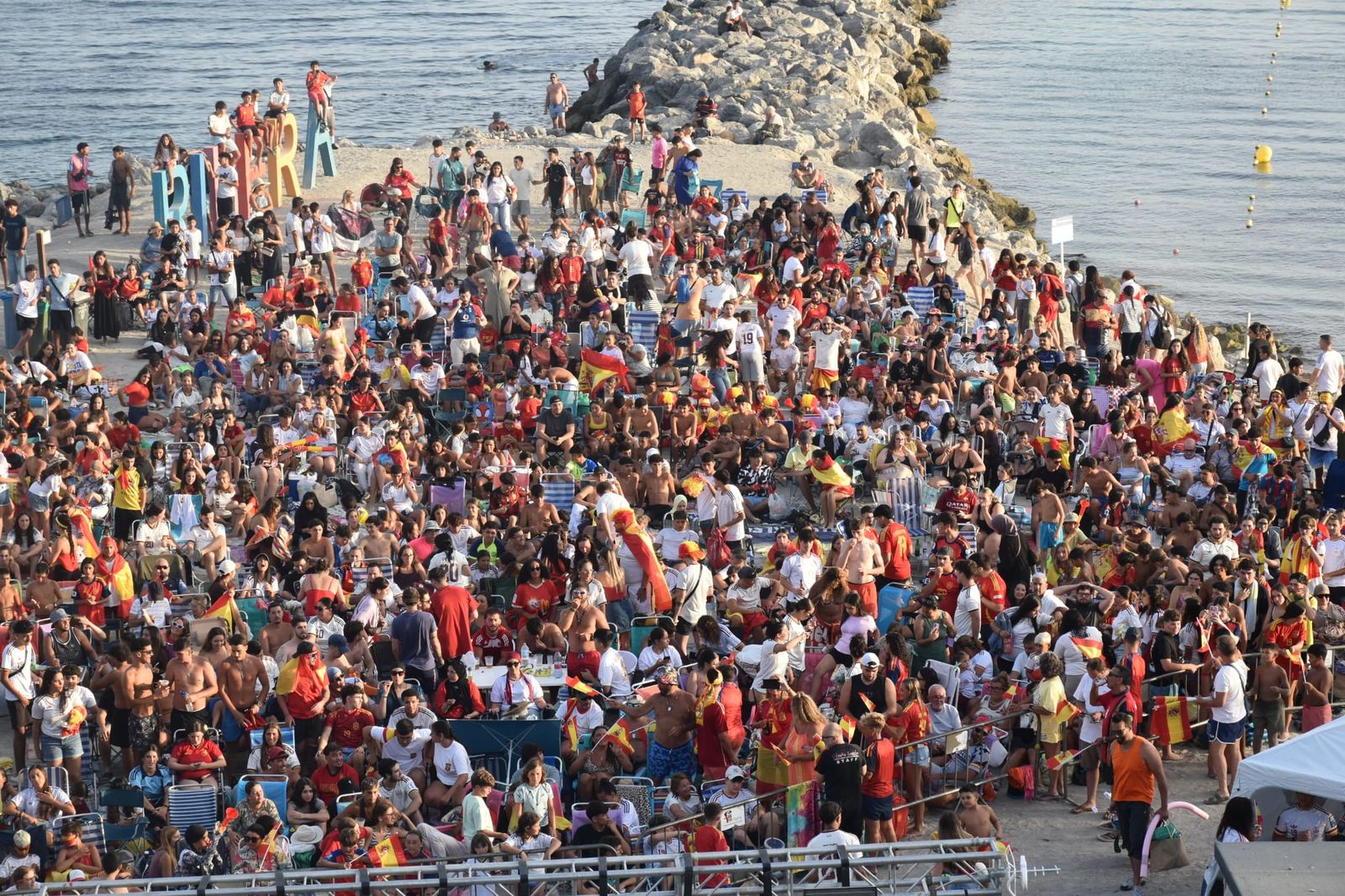 Ceuta se vuelca con España y pinta de rojo y amarillo La Ribera