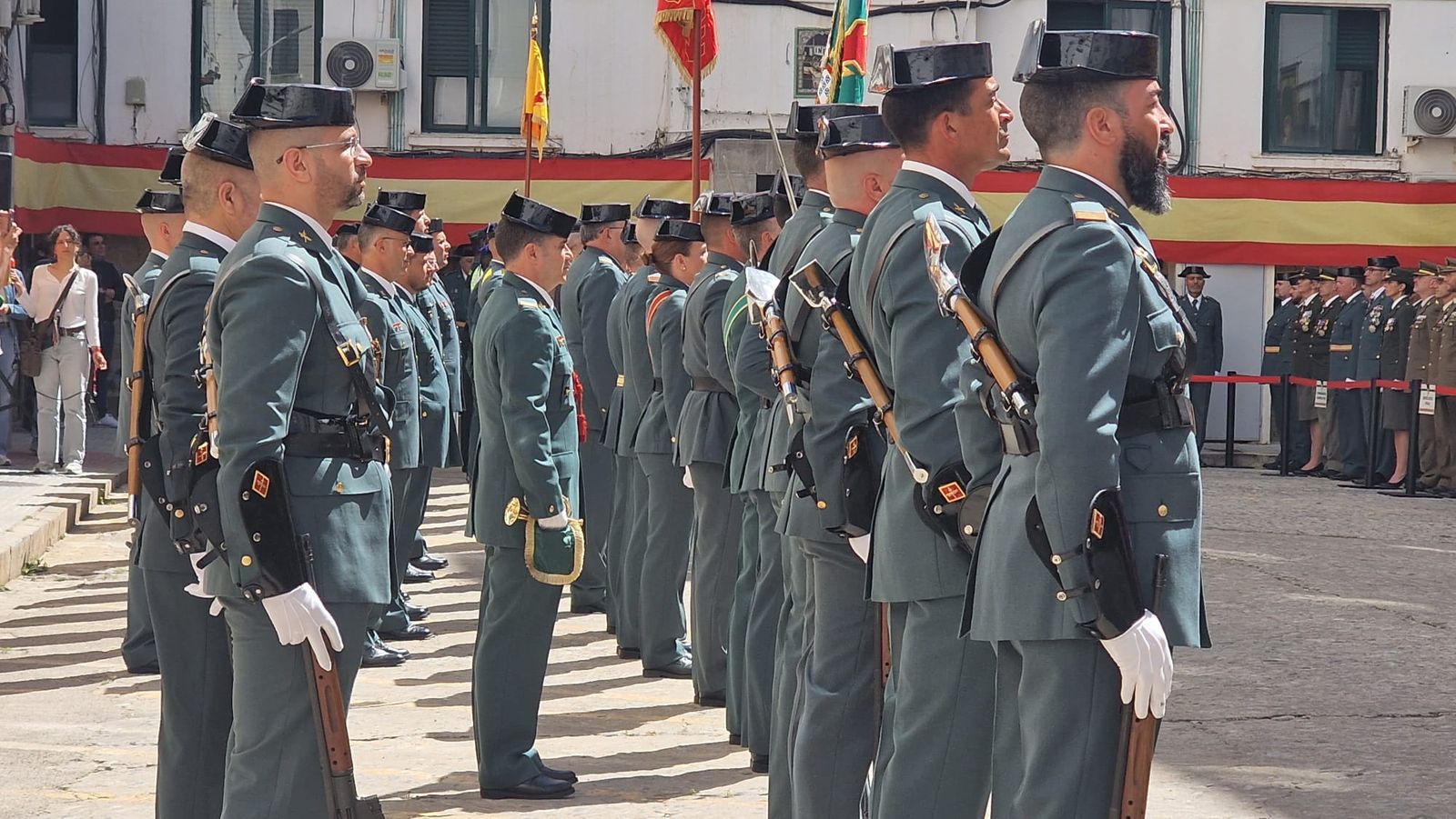Guardias Civiles durante el acto por el 182 aniversario en la Comandancia
