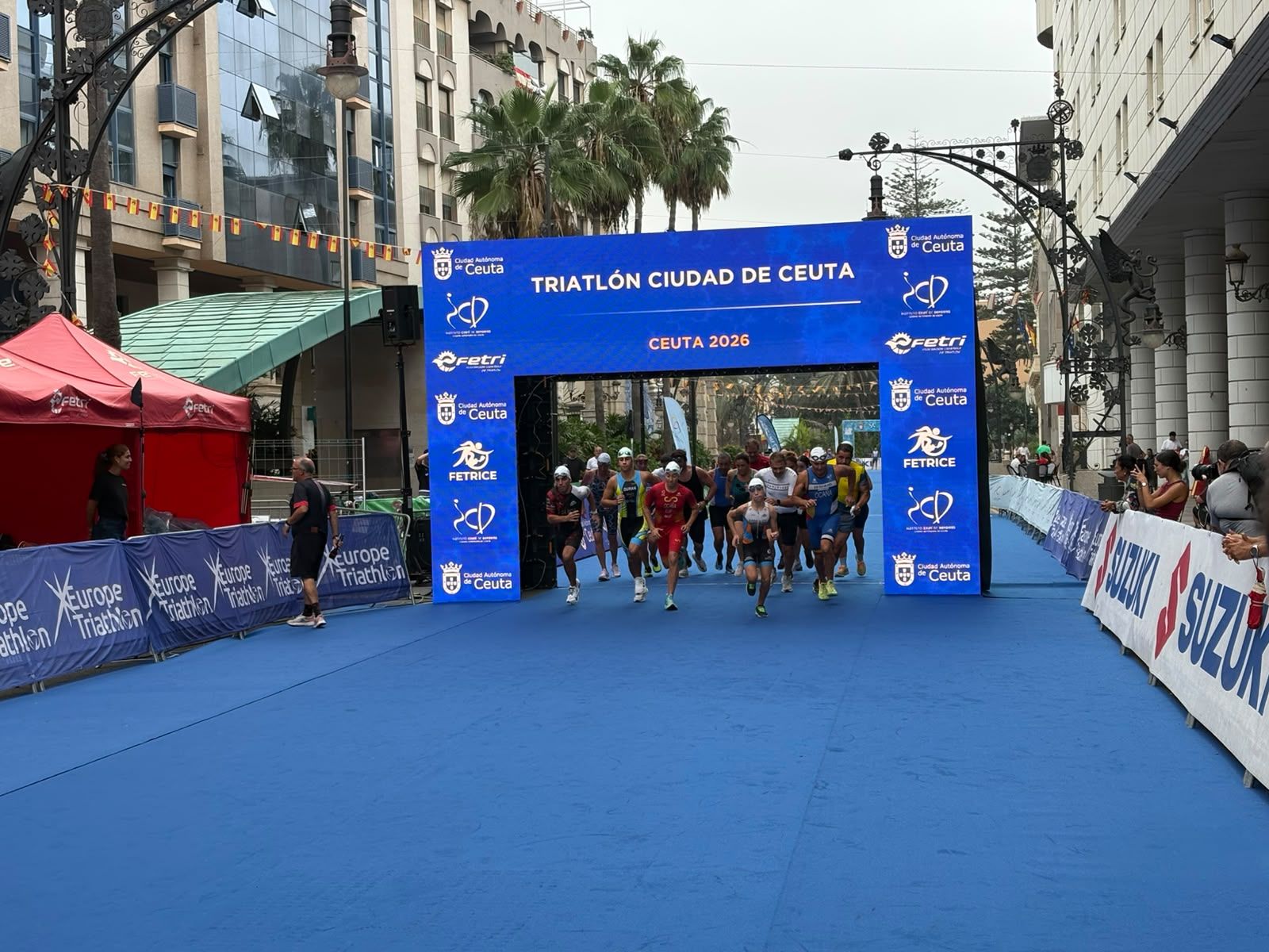 Los aficionados al triatlón en Ceuta se reúnen para participar en el Acuatlón Popular 'Juan Mur' y en la Phoenix Kids Triathlon