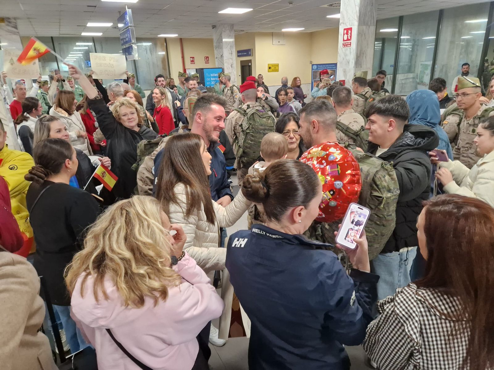 FOTOGALERÍA | De Irak a los brazos de su gente: fotogalería del regreso de la COMGECEU