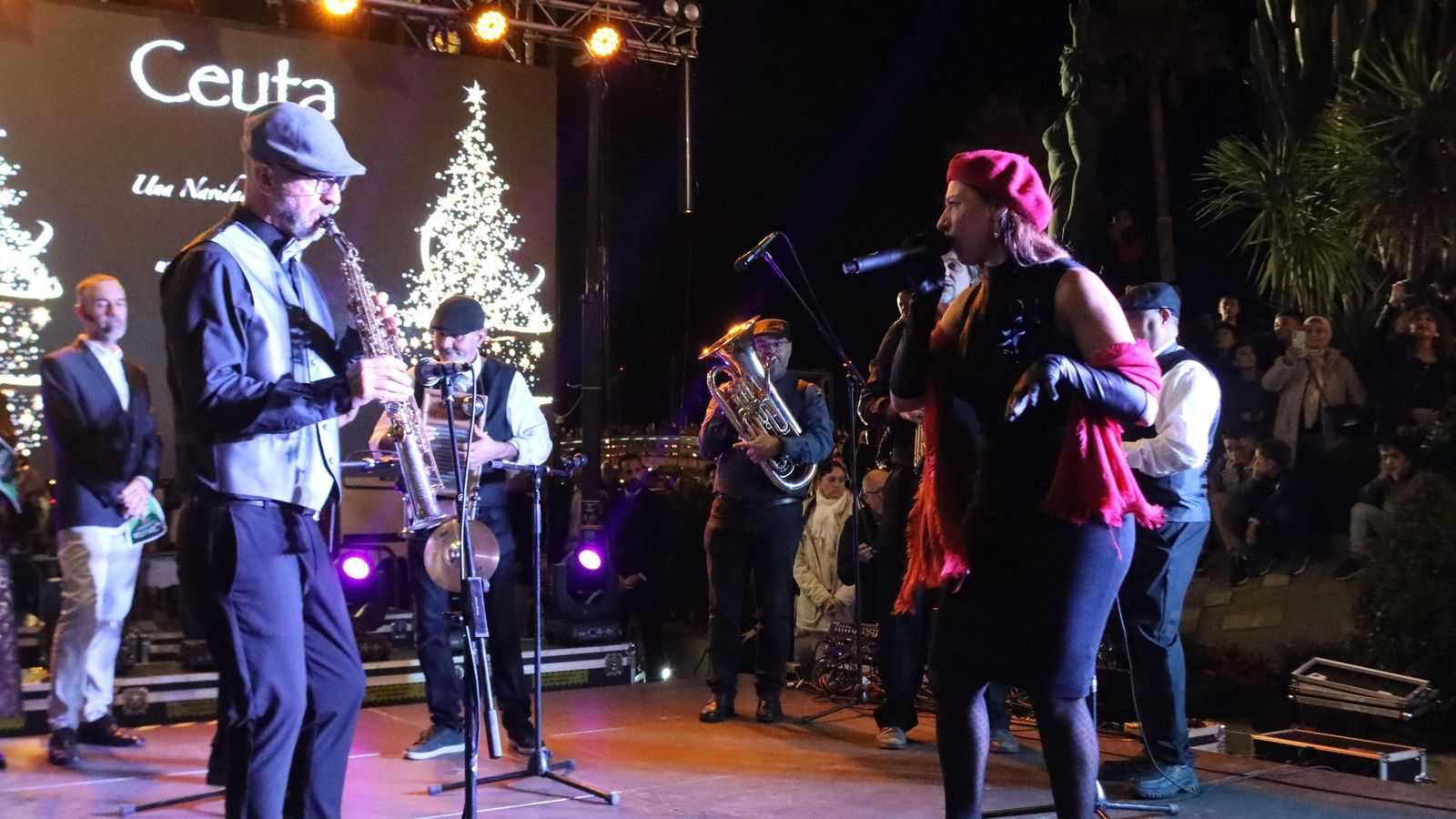 Ceuta da la bienvenida a la Navidad en una noche mágica y llena de luz