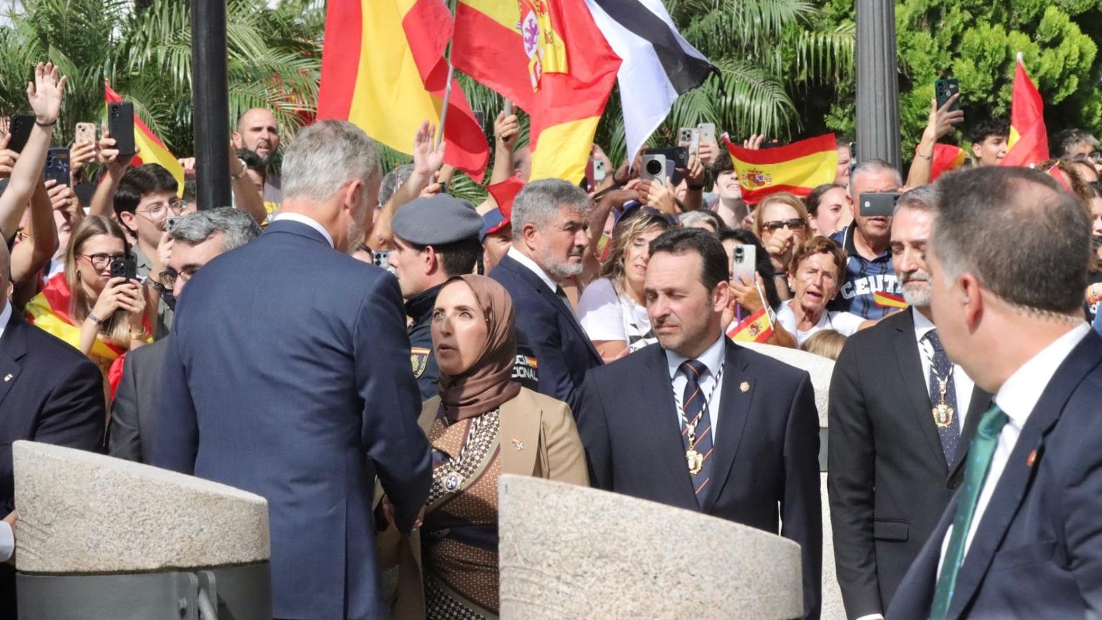 Los Reyes muestran su cercanía a los ceutíes nada más llegar a la ciudad