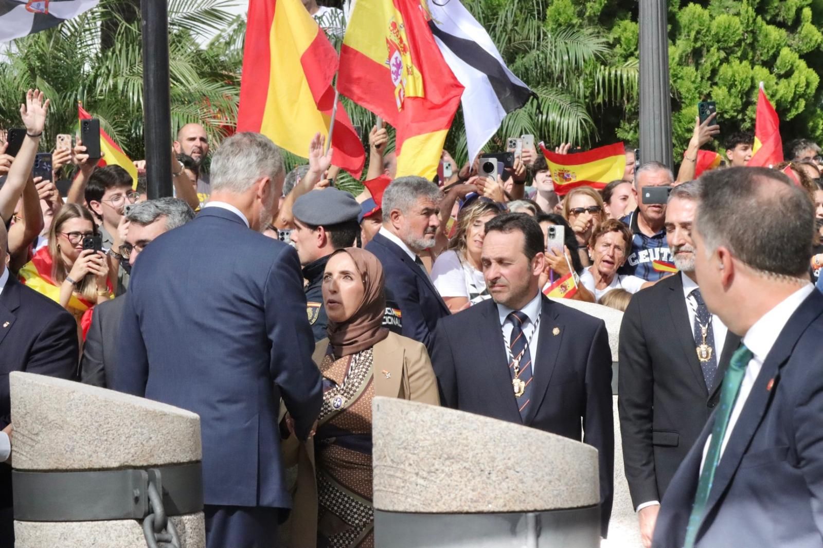 Los Reyes muestran su cercanía a los ceutíes nada más llegar a la ciudad